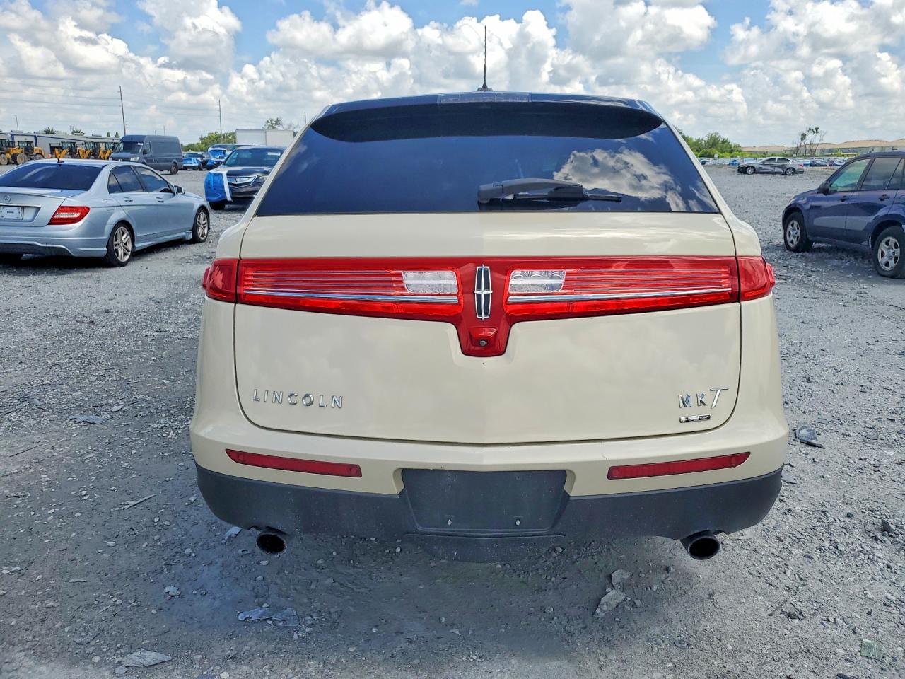 2014 Lincoln Mkt Cream vin: 2LMHJ5ATXEBL53518