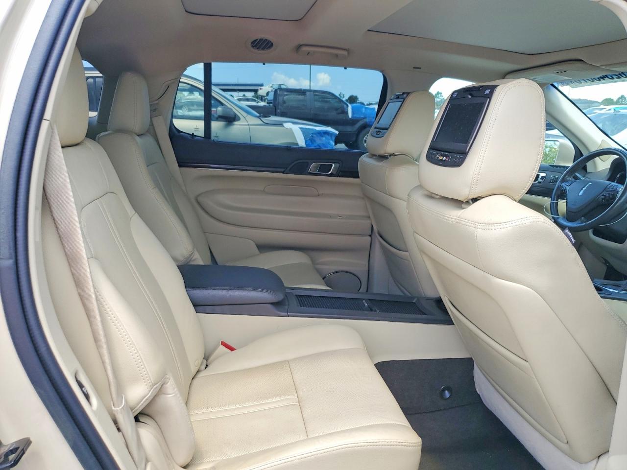 2014 Lincoln Mkt Cream vin: 2LMHJ5ATXEBL53518