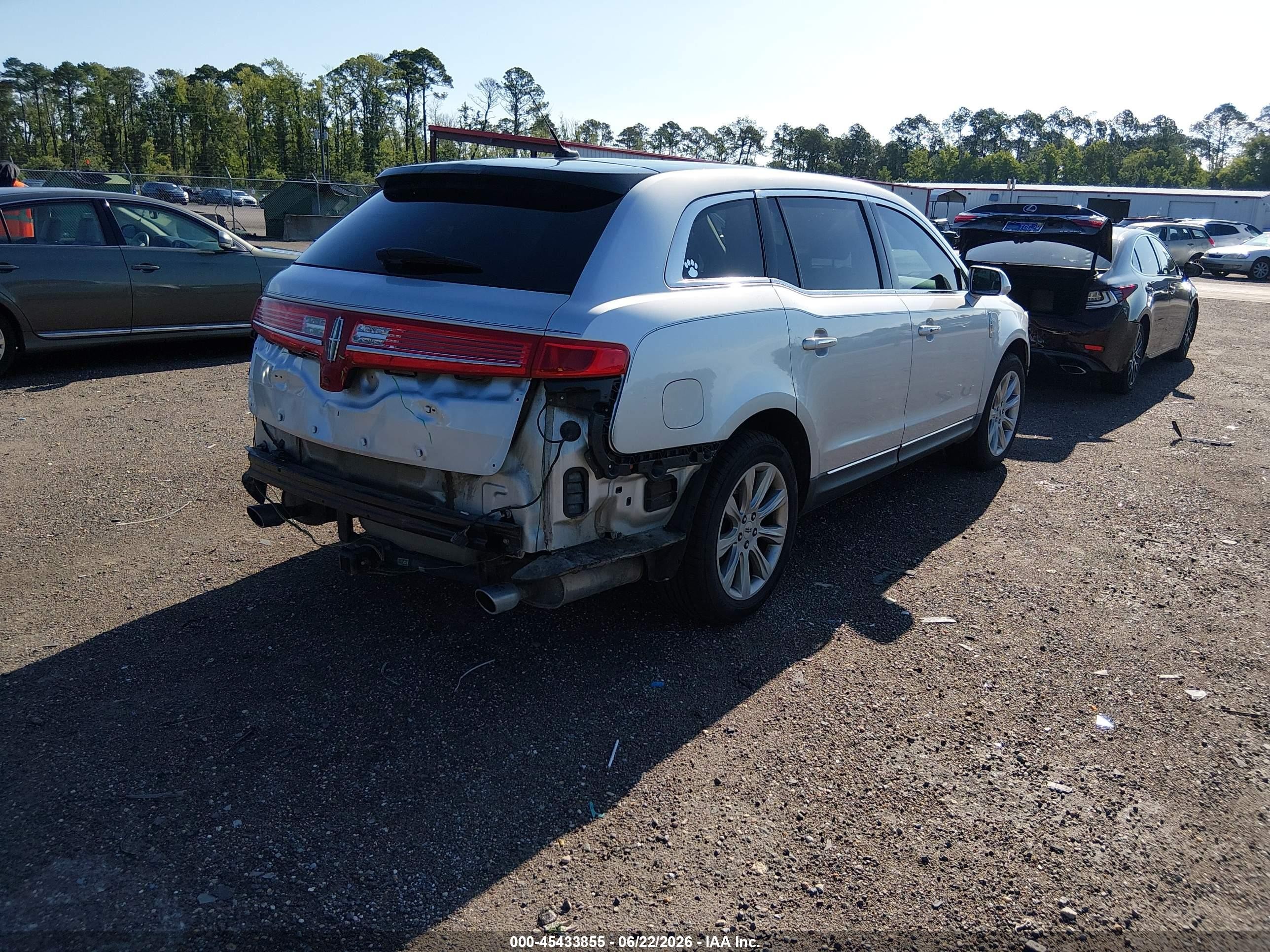 2013 Lincoln Mkt   Silver vin: 2LMHJ5FK1DBL58850