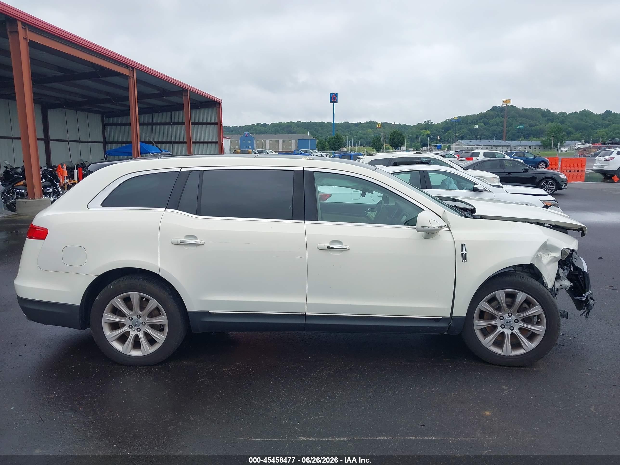 2014 Lincoln Mkt   White vin: 2LMHJ5FK1EBL51723