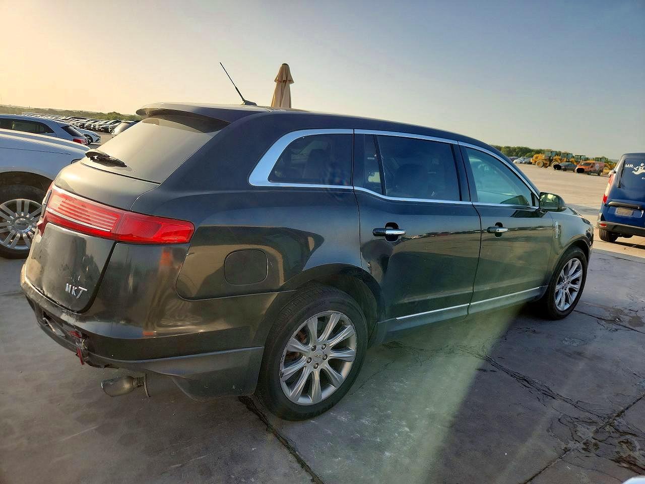 2013 Lincoln Mkt Black vin: 2LMHJ5FK5DBL51903