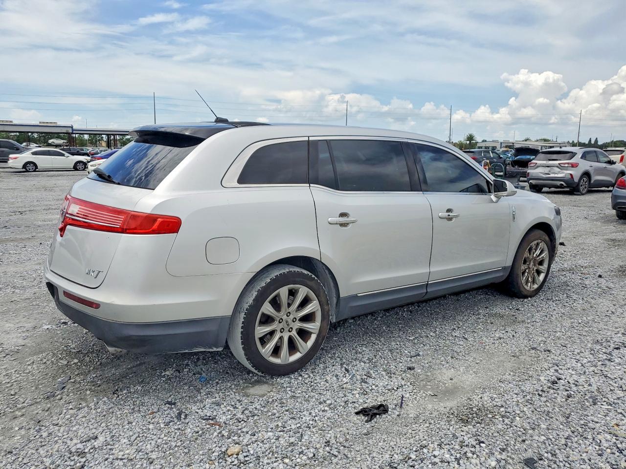 2013 Lincoln Mkt Silver vin: 2LMHJ5FK6DBL56298
