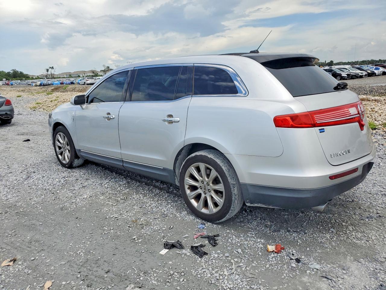 2013 Lincoln Mkt Silver vin: 2LMHJ5FK6DBL56298