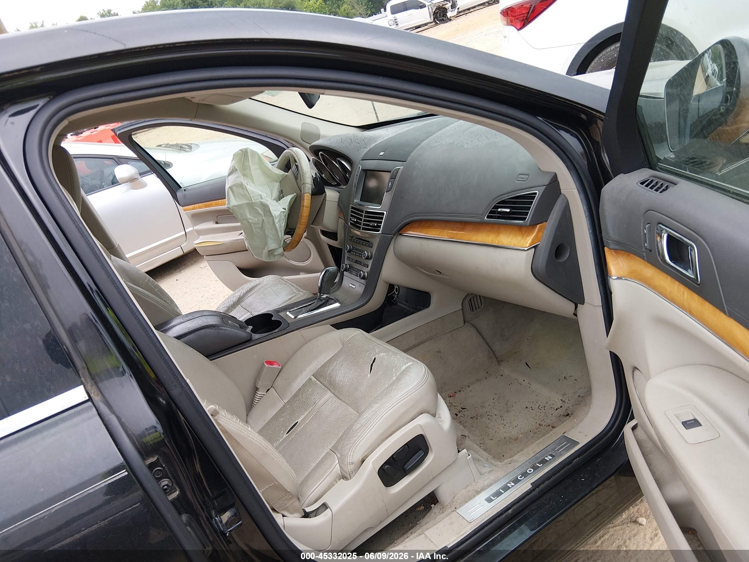 2010 Lincoln Mkt   Black vin: 2LMHJ5FR0ABJ10596