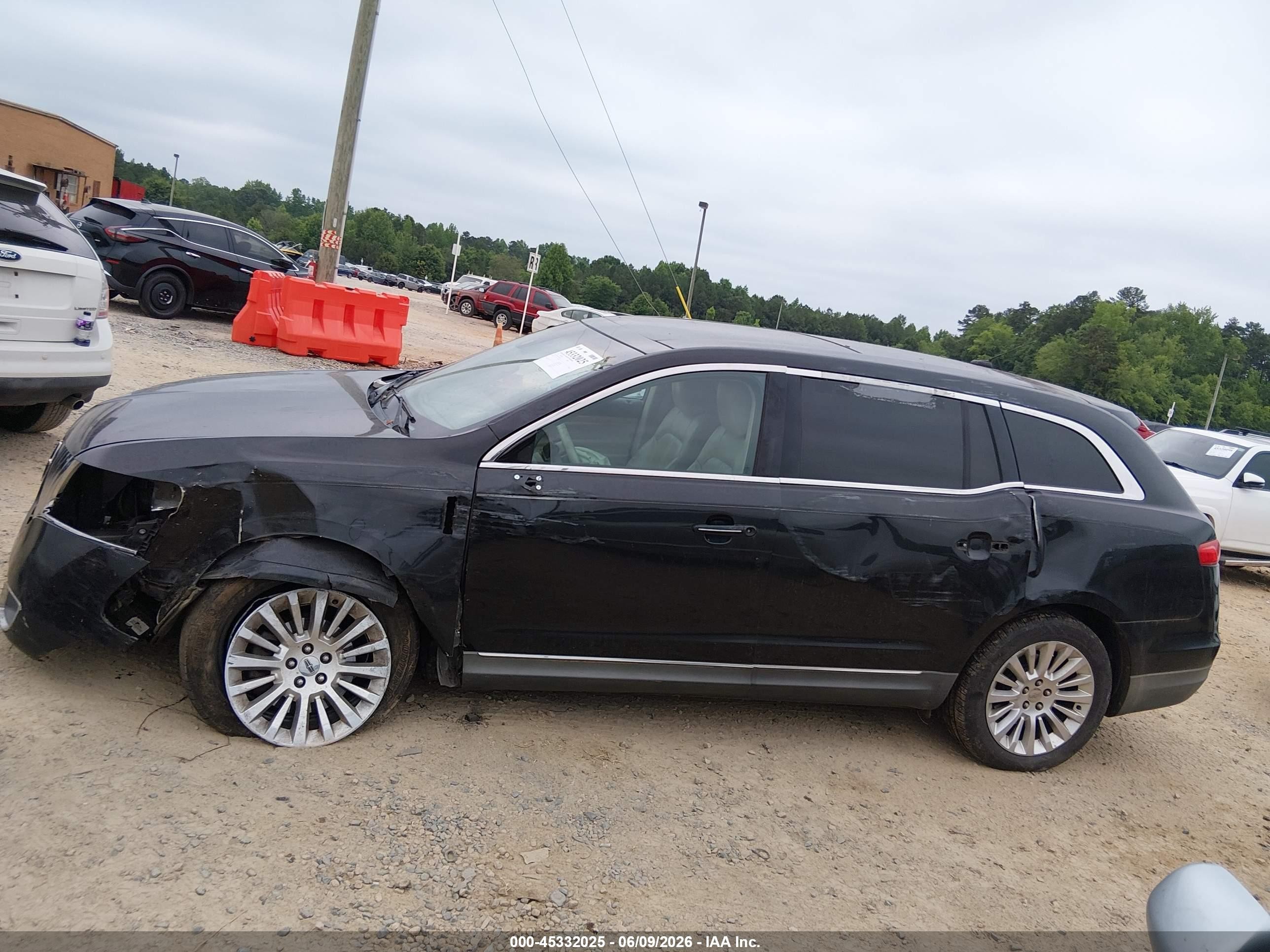 2010 Lincoln Mkt   Black vin: 2LMHJ5FR0ABJ10596