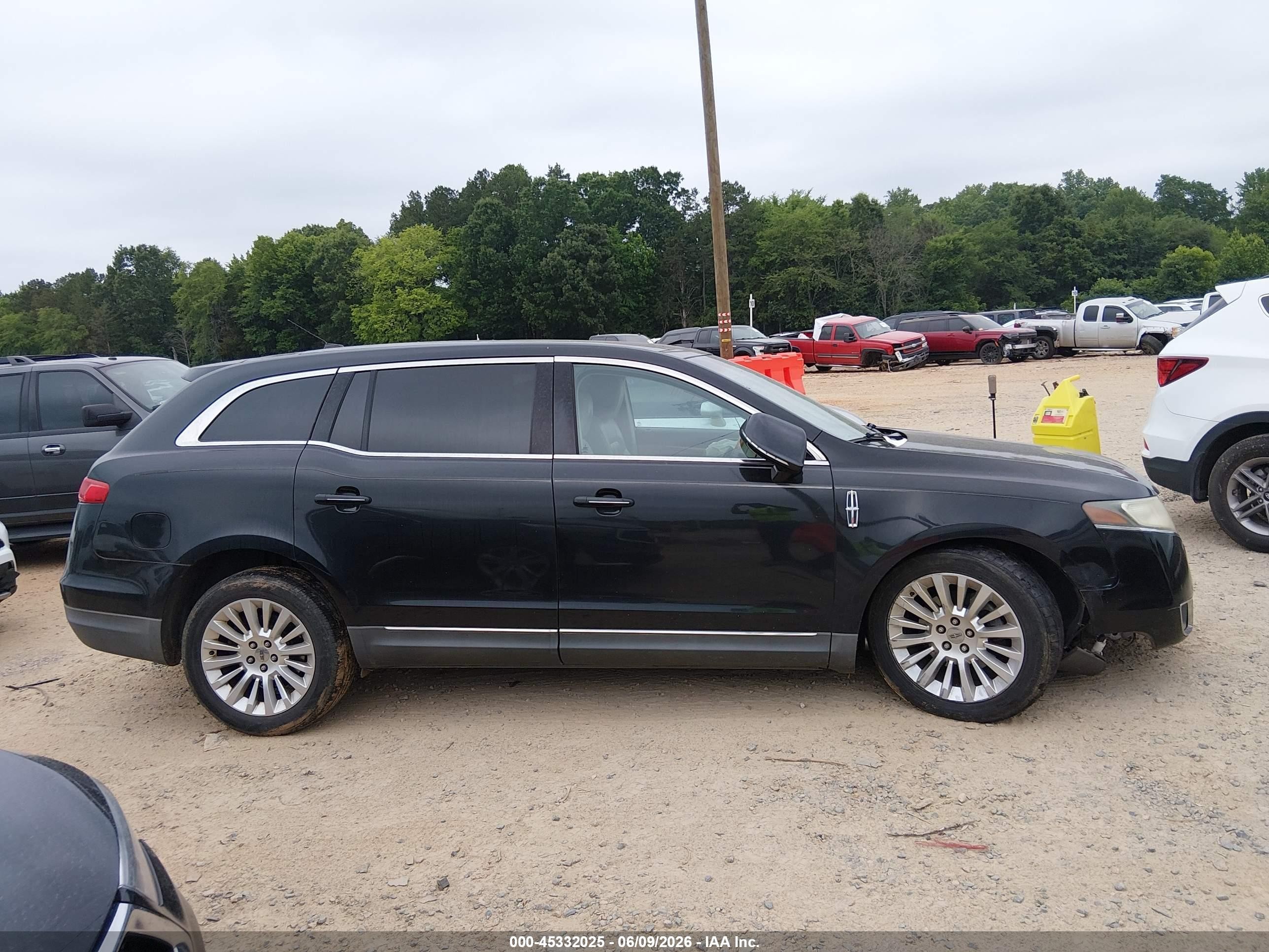 2010 Lincoln Mkt   Black vin: 2LMHJ5FR0ABJ10596