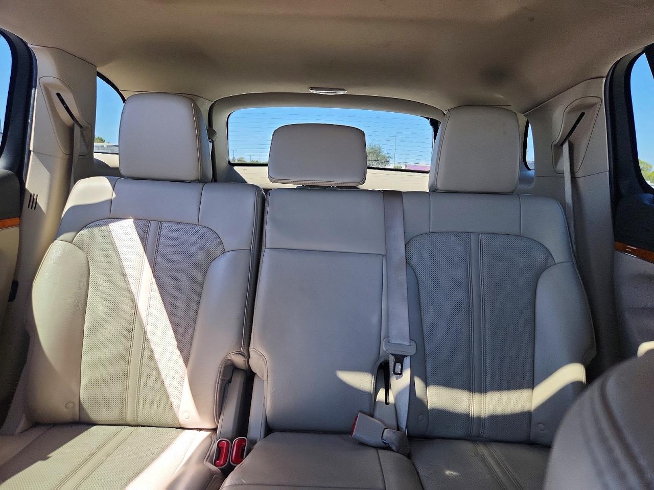 2010 Lincoln Mkt White vin: 2LMHJ5FR2ABJ11636