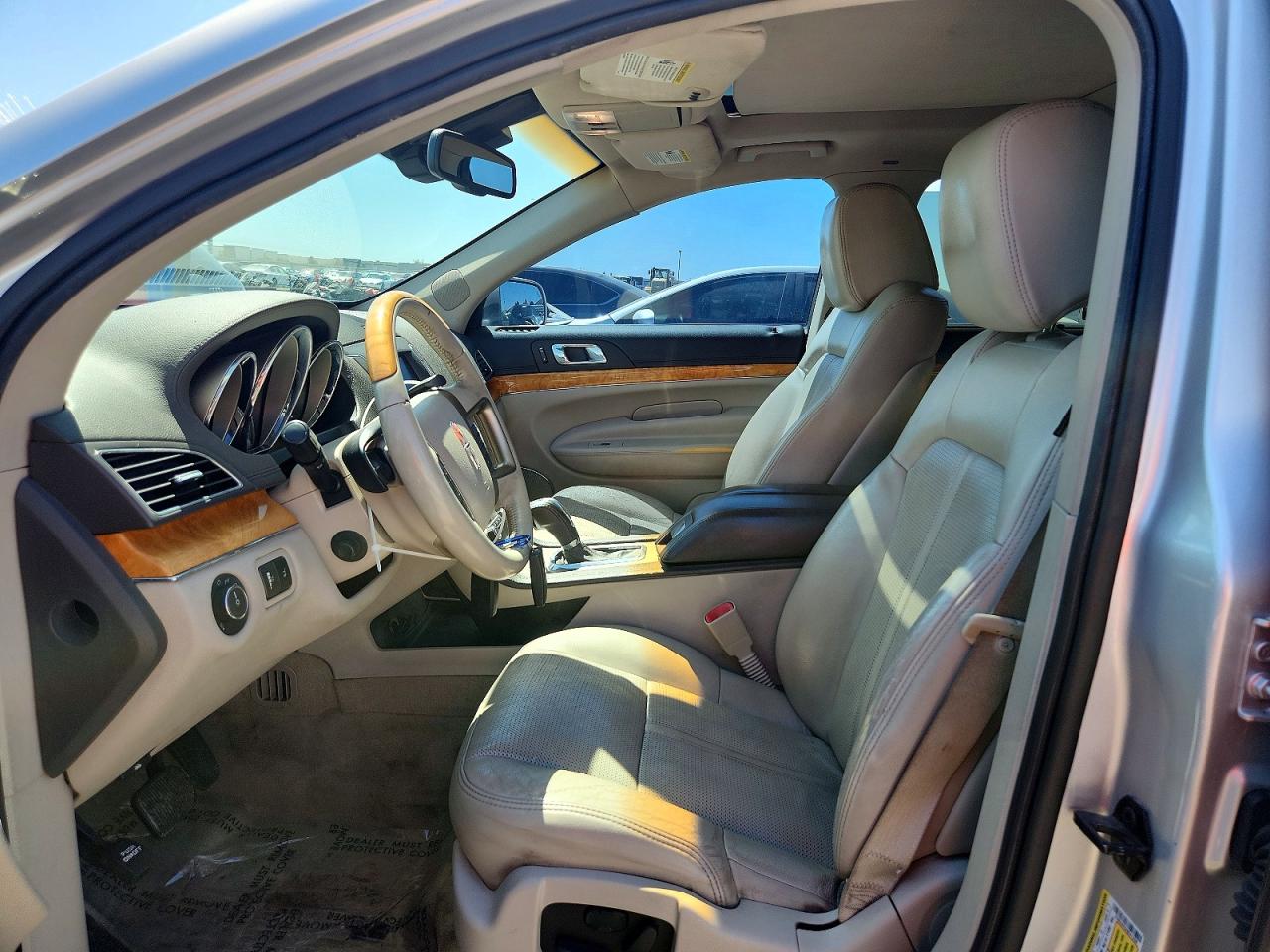 2010 Lincoln Mkt White vin: 2LMHJ5FR2ABJ11636