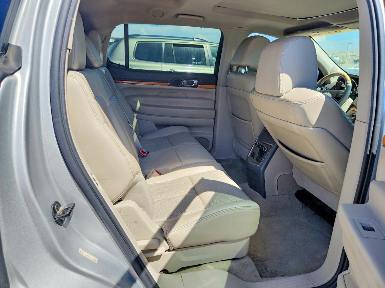 2010 Lincoln Mkt White vin: 2LMHJ5FR2ABJ11636