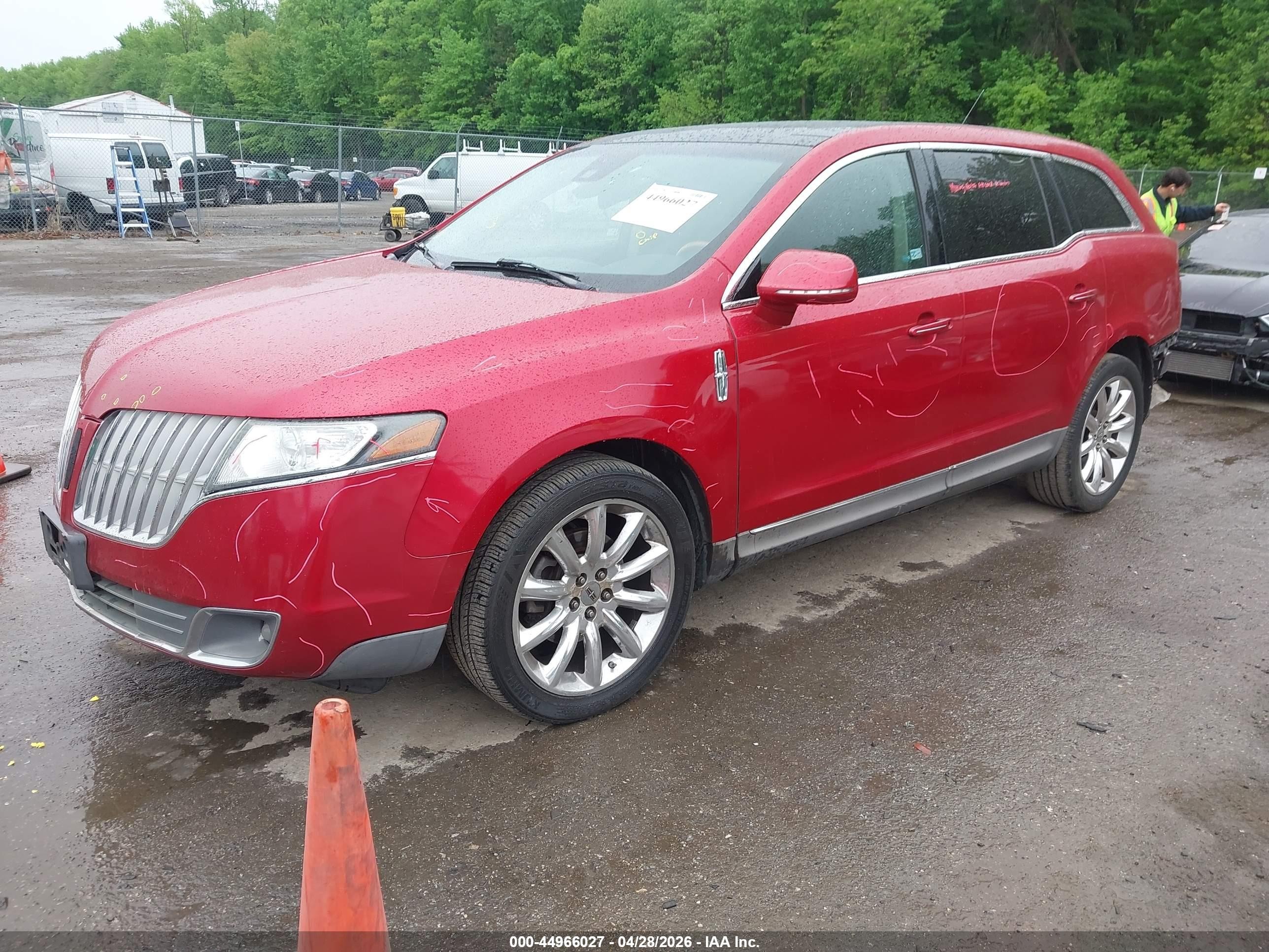 2010 Lincoln Mkt   Red vin: 2LMHJ5FR2ABJ13340
