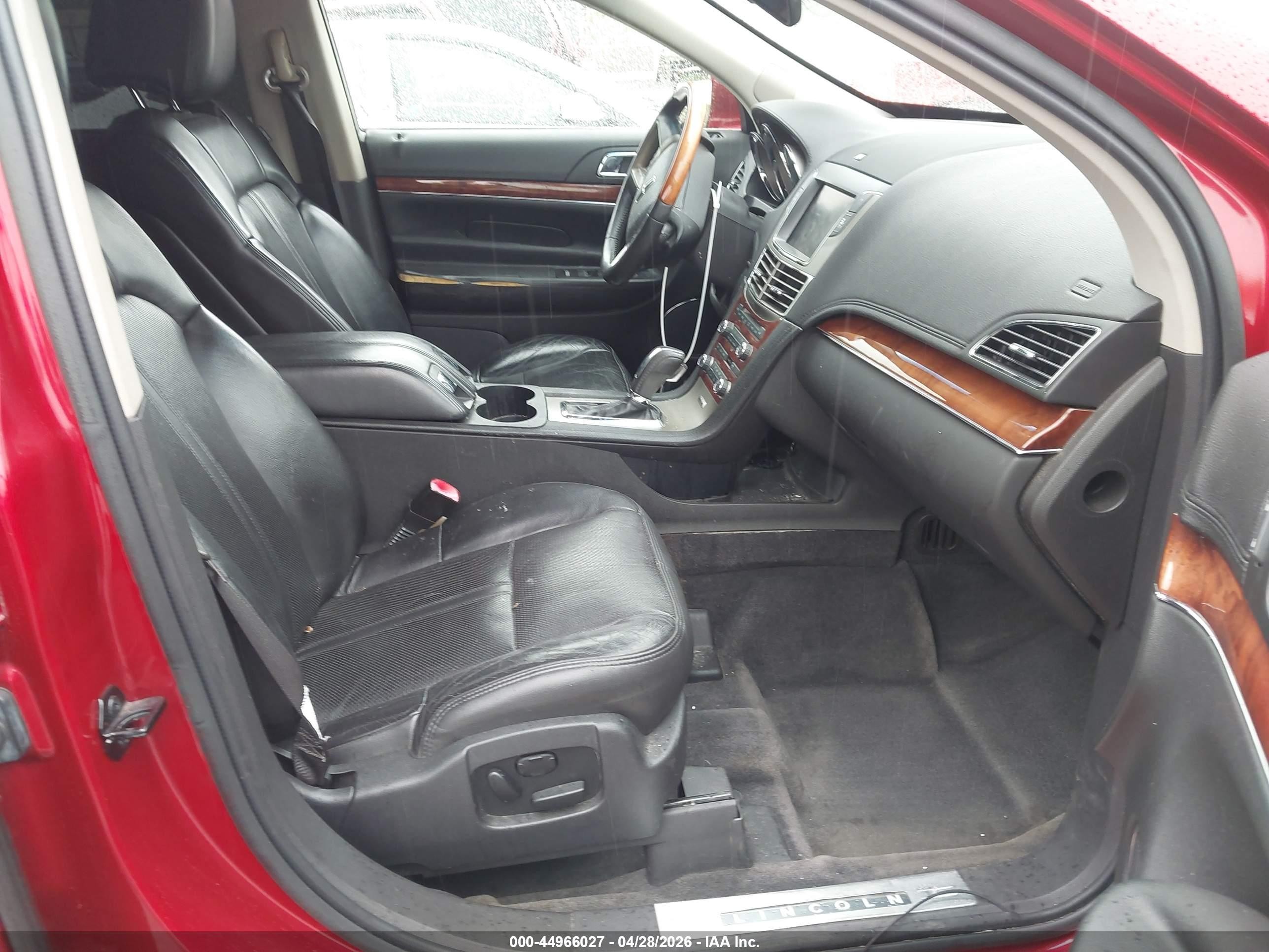 2010 Lincoln Mkt   Red vin: 2LMHJ5FR2ABJ13340