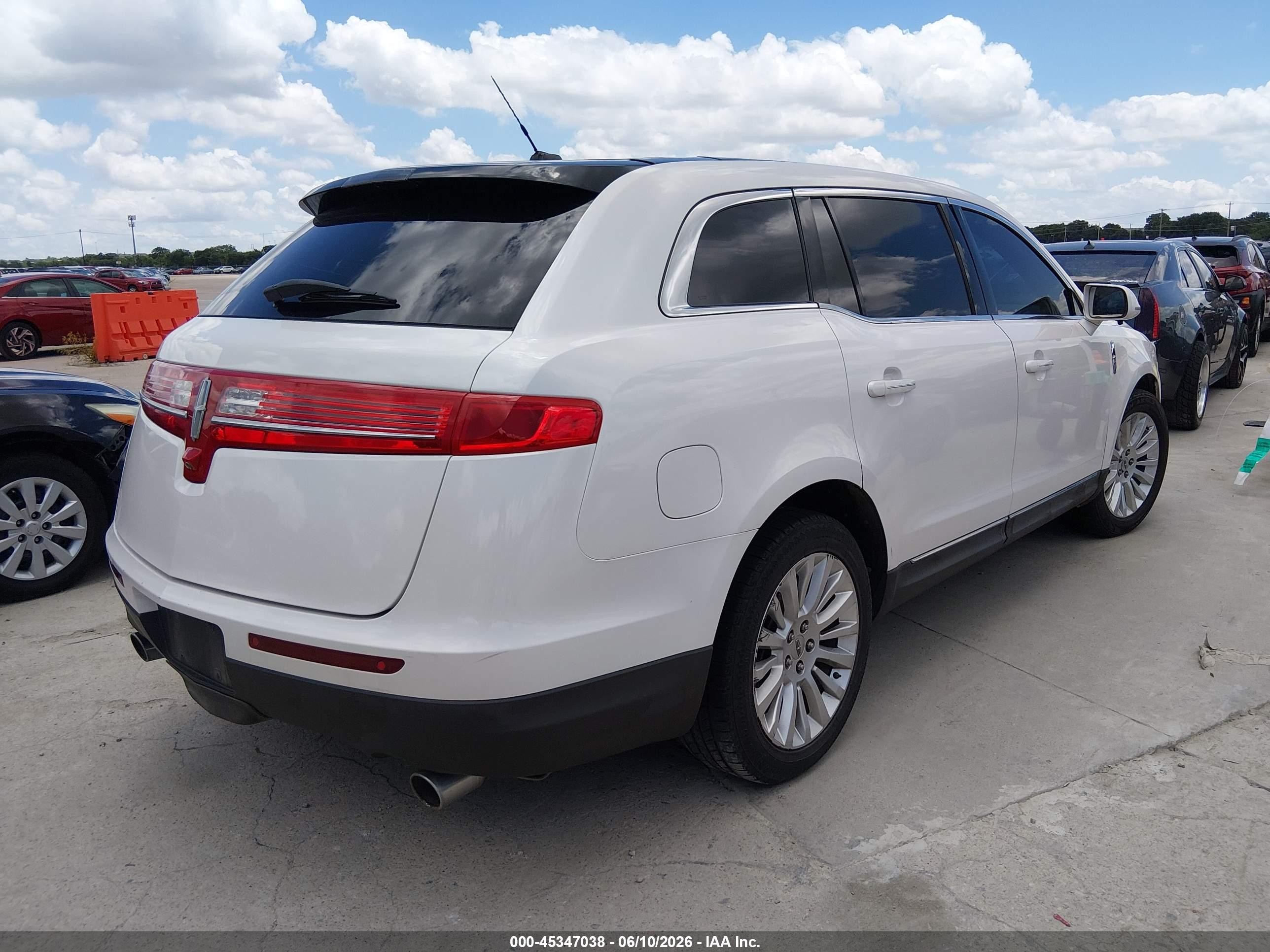 2011 Lincoln Mkt   Cream vin: 2LMHJ5FR5BBJ51792