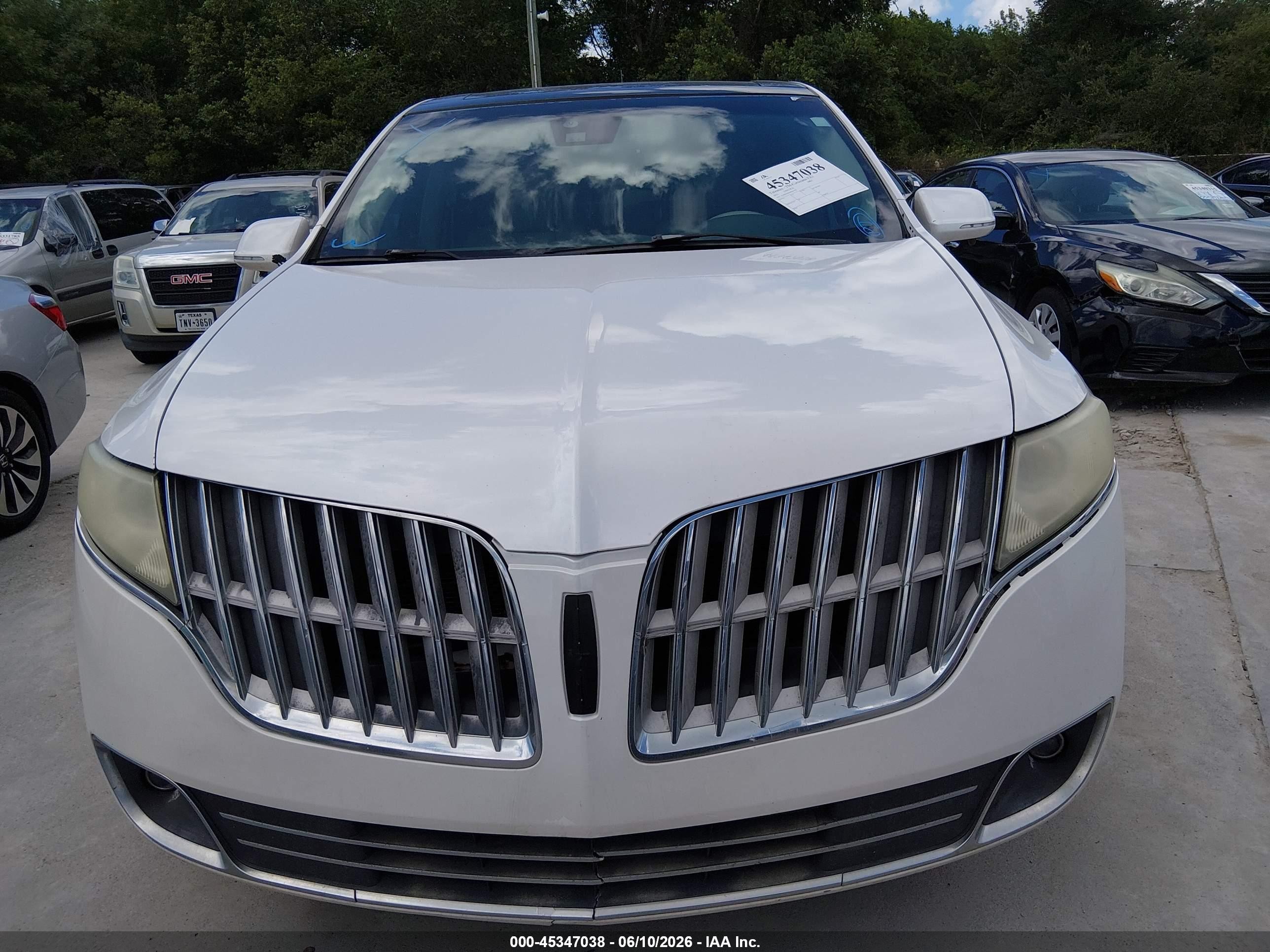 2011 Lincoln Mkt   Cream vin: 2LMHJ5FR5BBJ51792