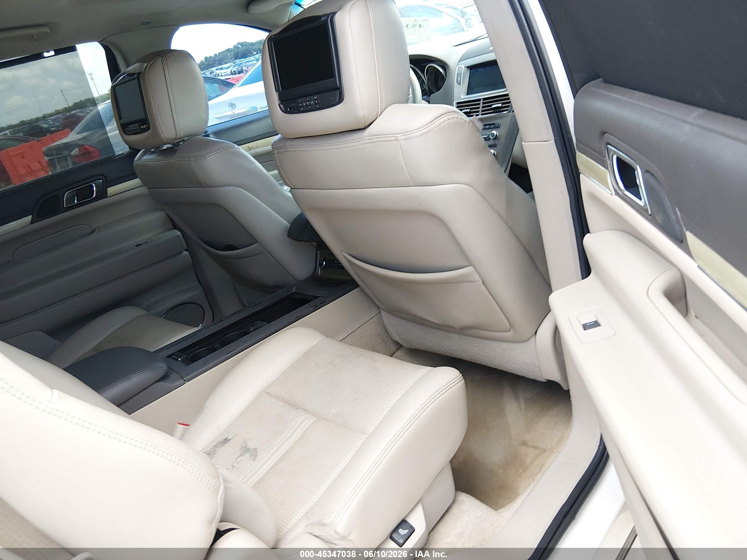2011 Lincoln Mkt   Cream vin: 2LMHJ5FR5BBJ51792