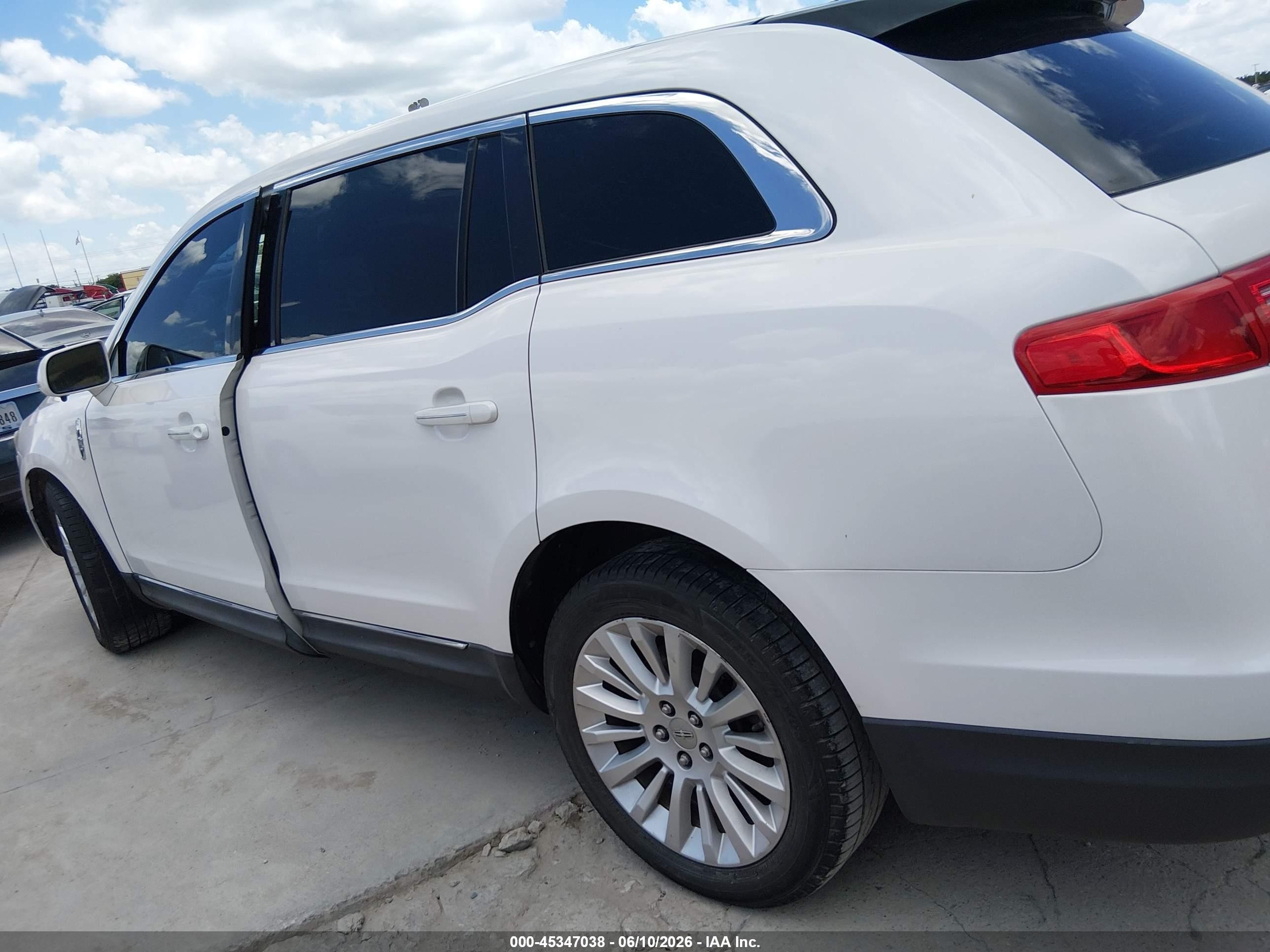 2011 Lincoln Mkt   Cream vin: 2LMHJ5FR5BBJ51792