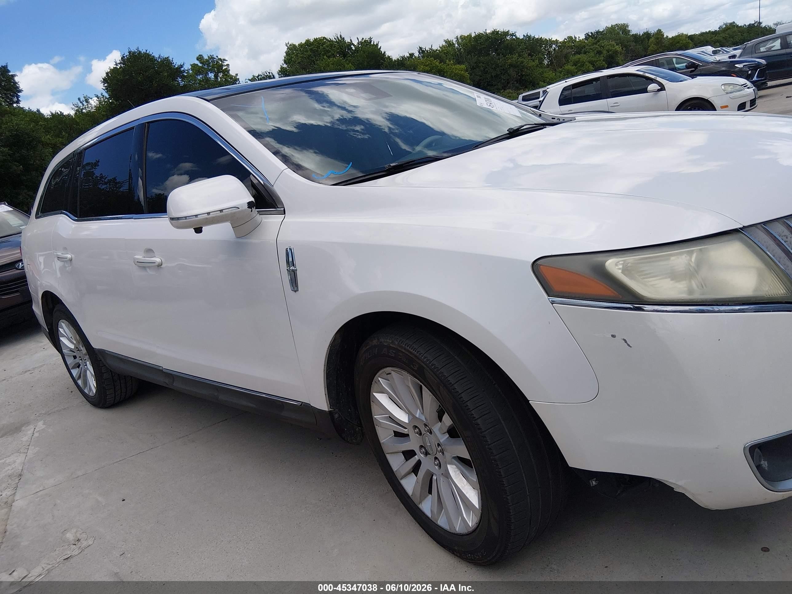 2011 Lincoln Mkt   Cream vin: 2LMHJ5FR5BBJ51792