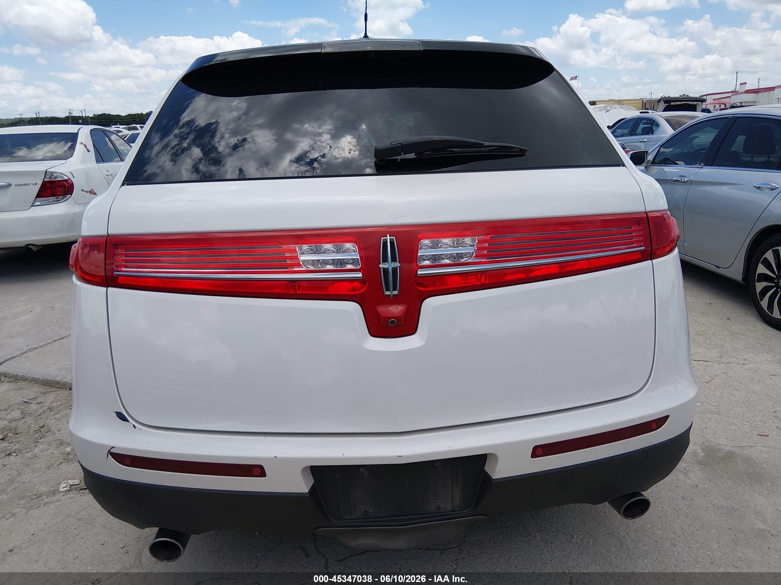2011 Lincoln Mkt   Cream vin: 2LMHJ5FR5BBJ51792