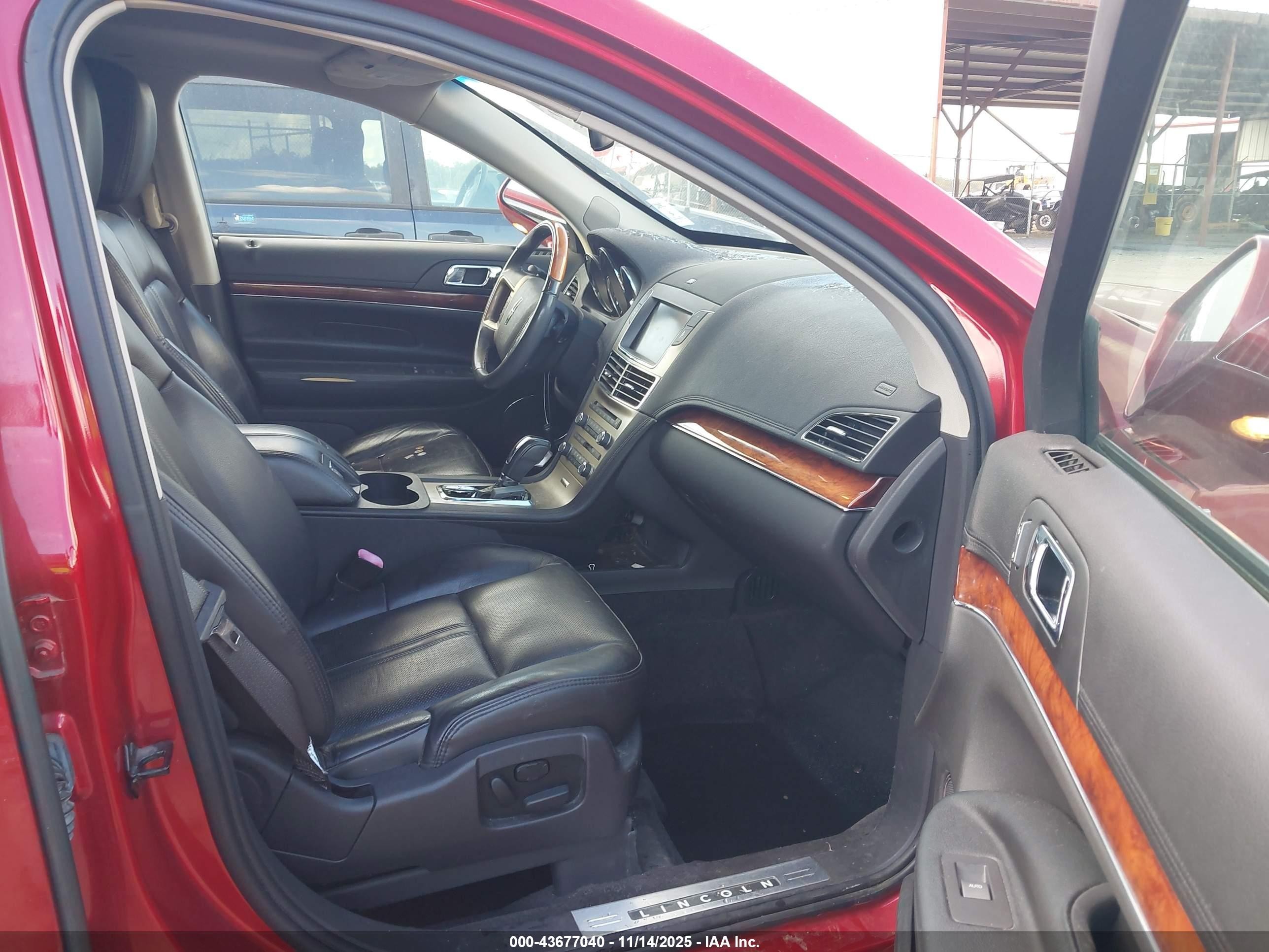 2010 Lincoln Mkt   Red vin: 2LMHJ5FR9ABJ11696