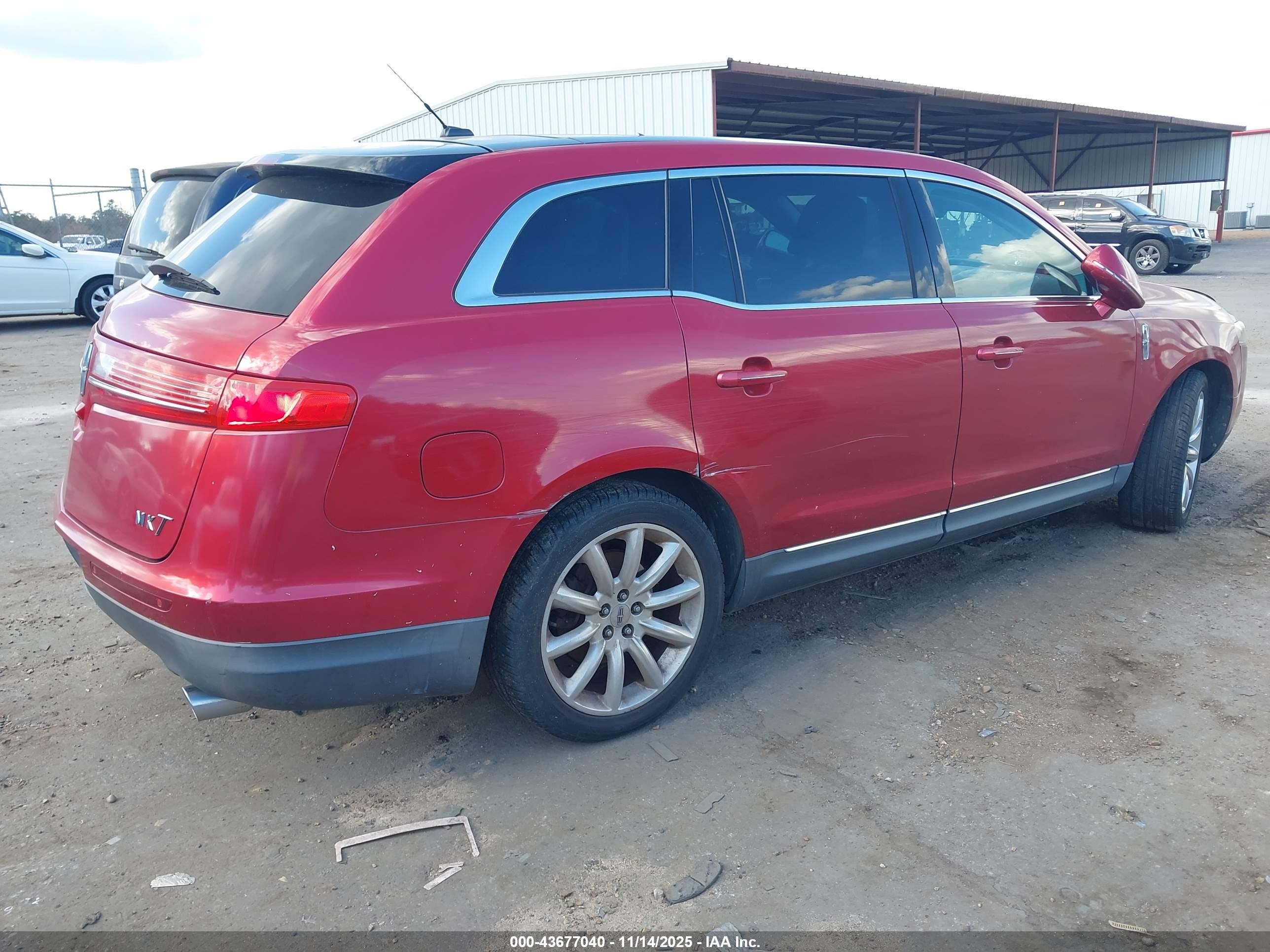 2010 Lincoln Mkt   Red vin: 2LMHJ5FR9ABJ11696