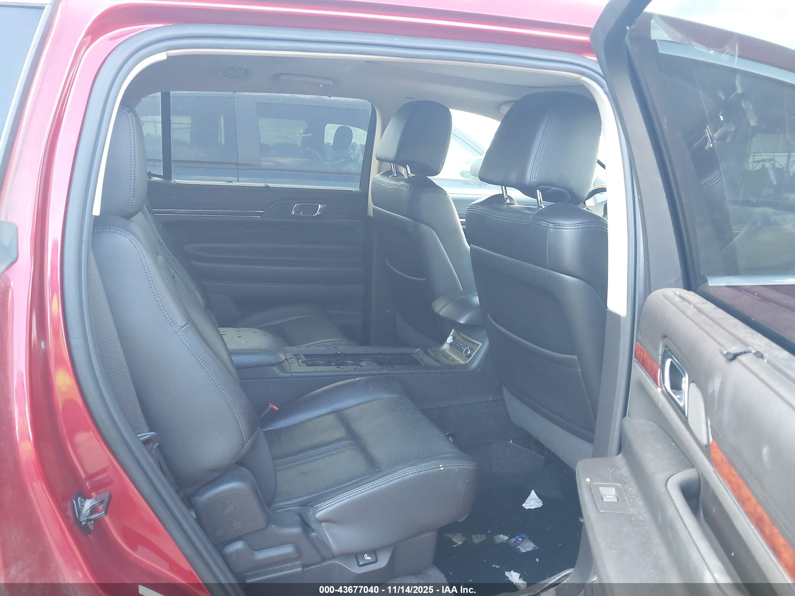 2010 Lincoln Mkt   Red vin: 2LMHJ5FR9ABJ11696