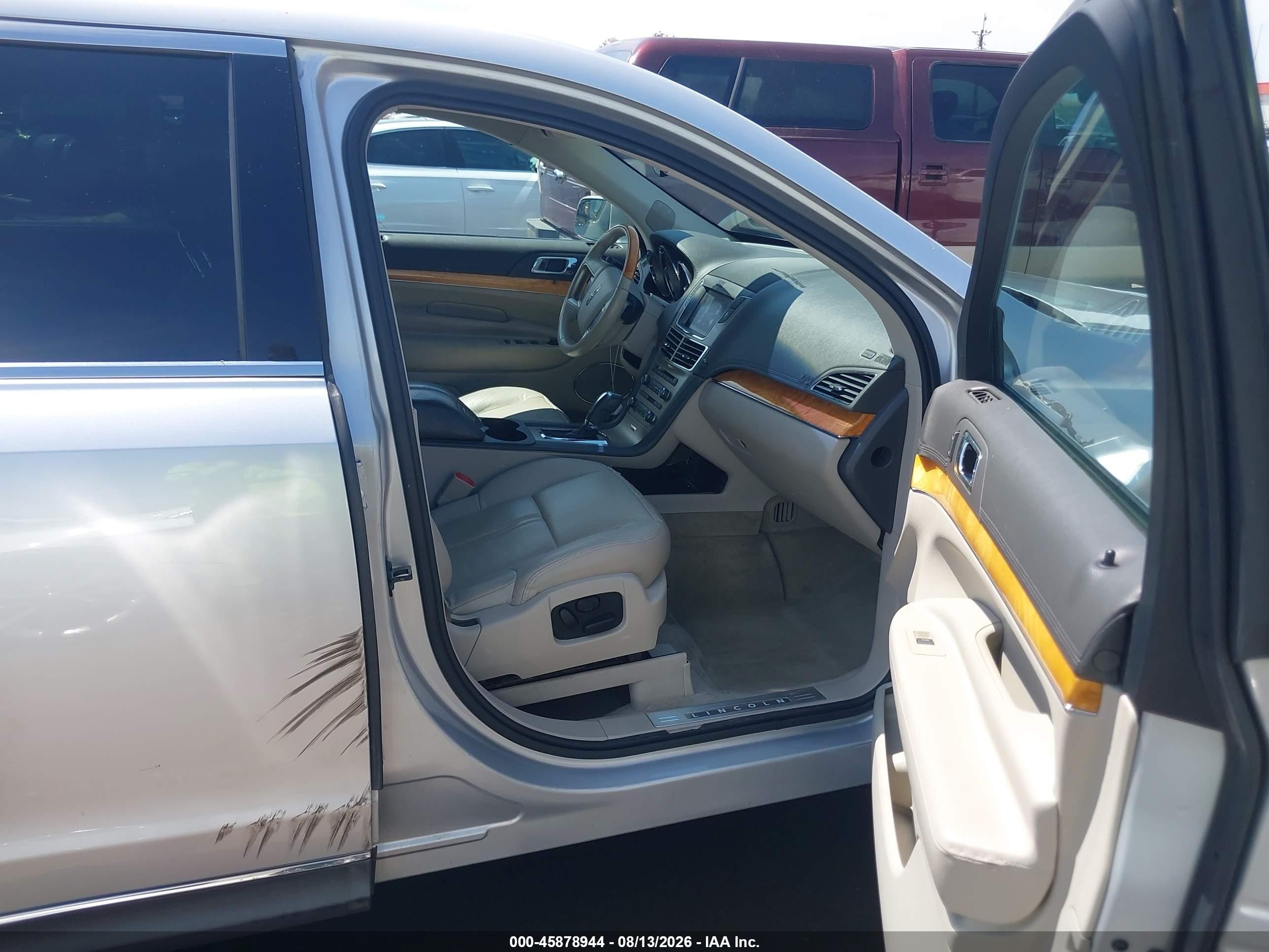 2012 Lincoln Mkt   Silver vin: 2LMHJ5FR9CBL50264