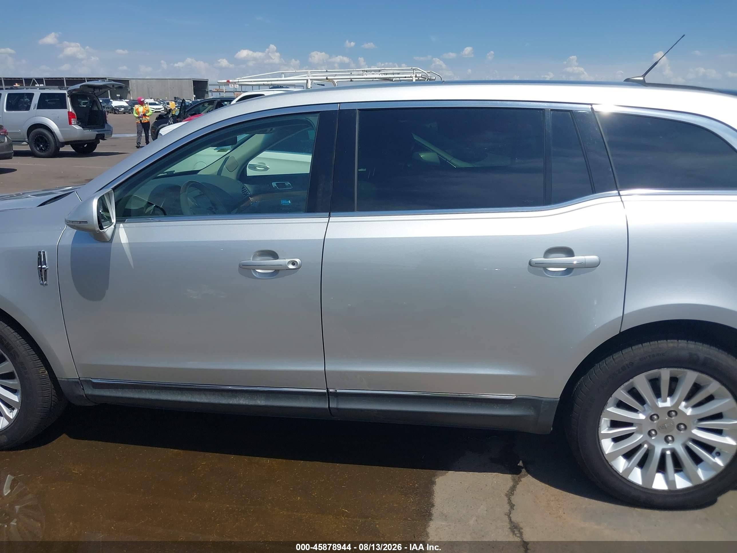 2012 Lincoln Mkt   Silver vin: 2LMHJ5FR9CBL50264