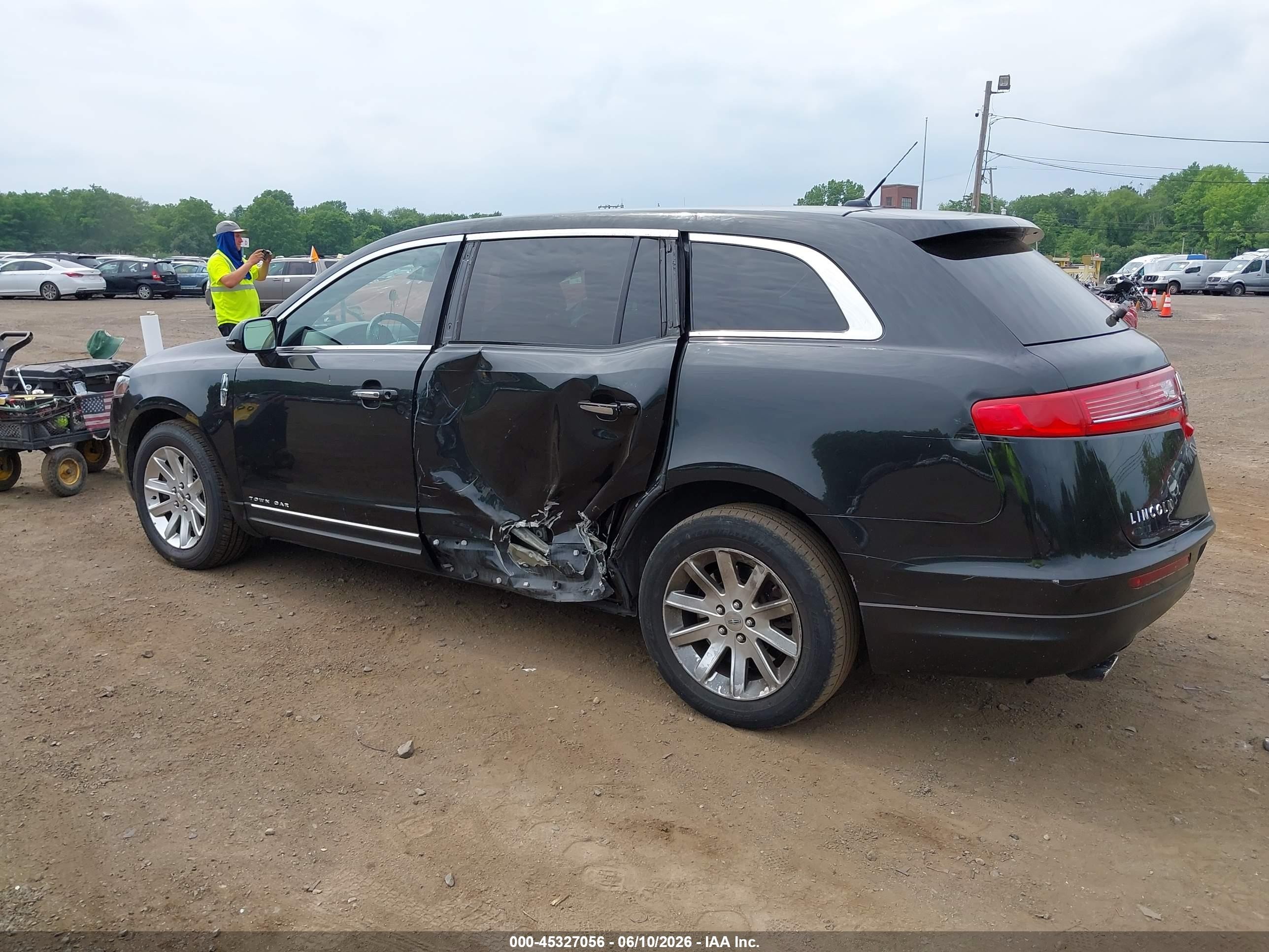 2015 Lincoln Mkt Livery Black vin: 2LMHJ5NK9FBL00733