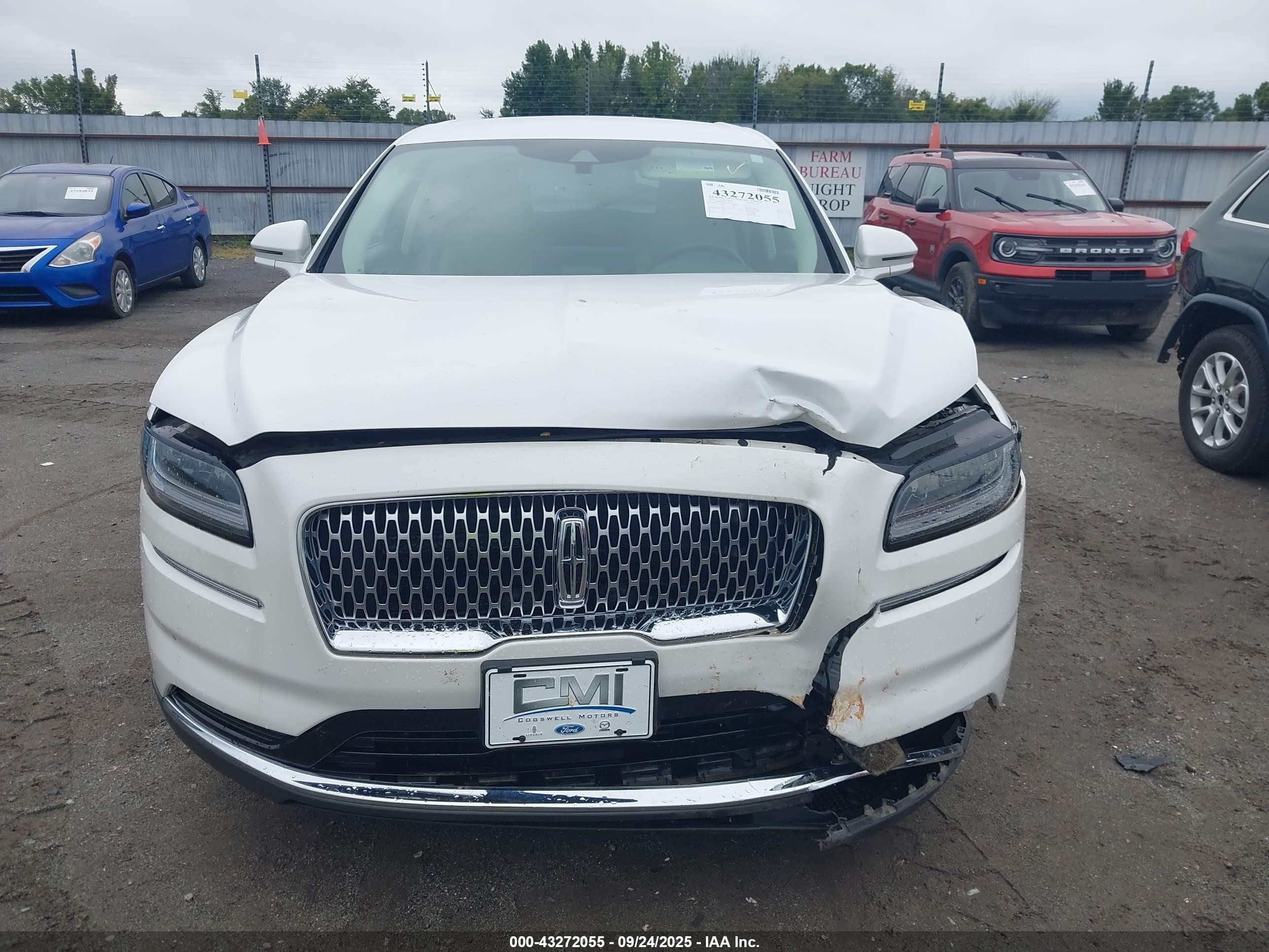 2022 Lincoln Nautilus Standard White vin: 2LMPJ6J96NBL16875