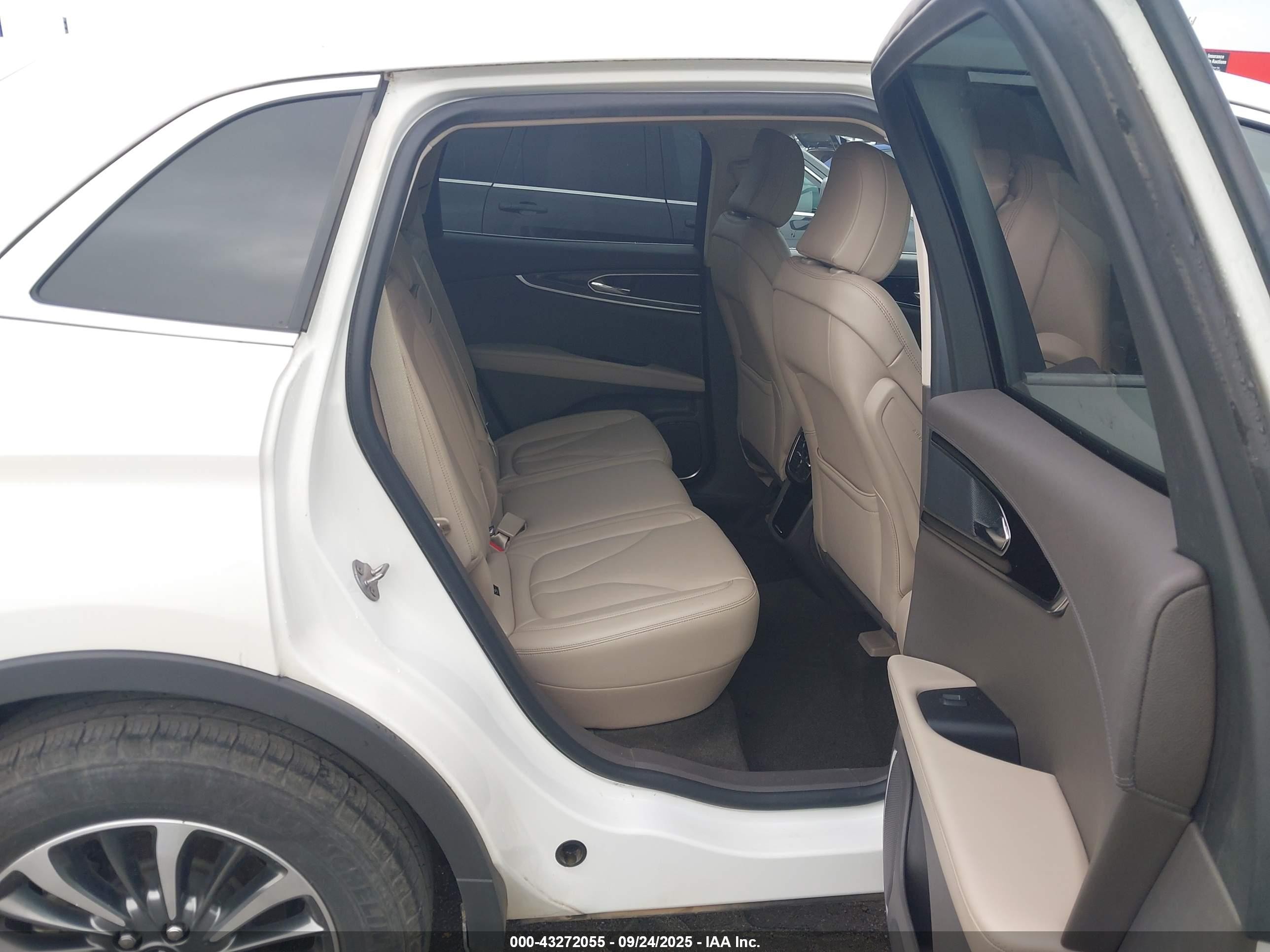 2022 Lincoln Nautilus Standard White vin: 2LMPJ6J96NBL16875