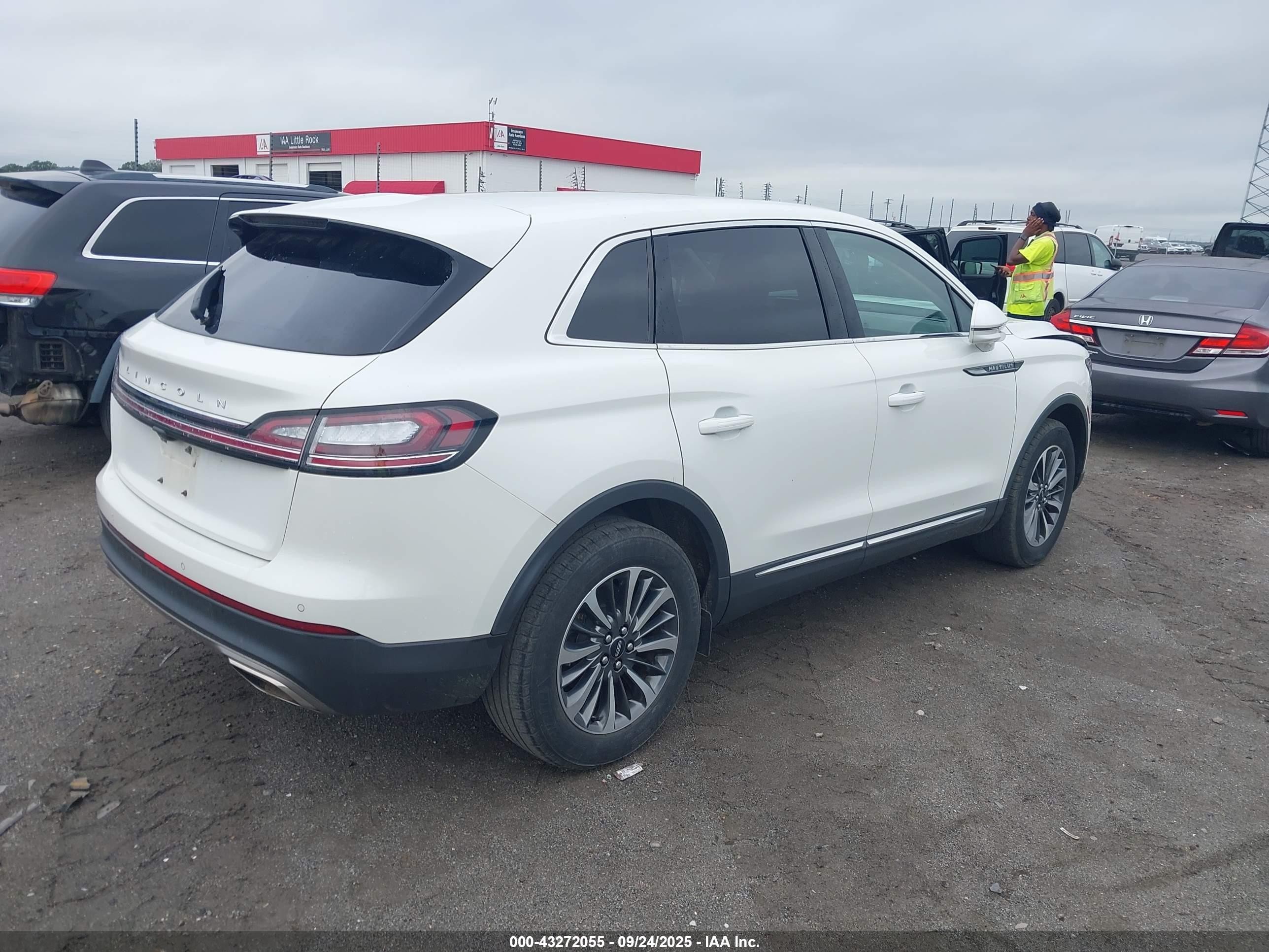 2022 Lincoln Nautilus Standard White vin: 2LMPJ6J96NBL16875