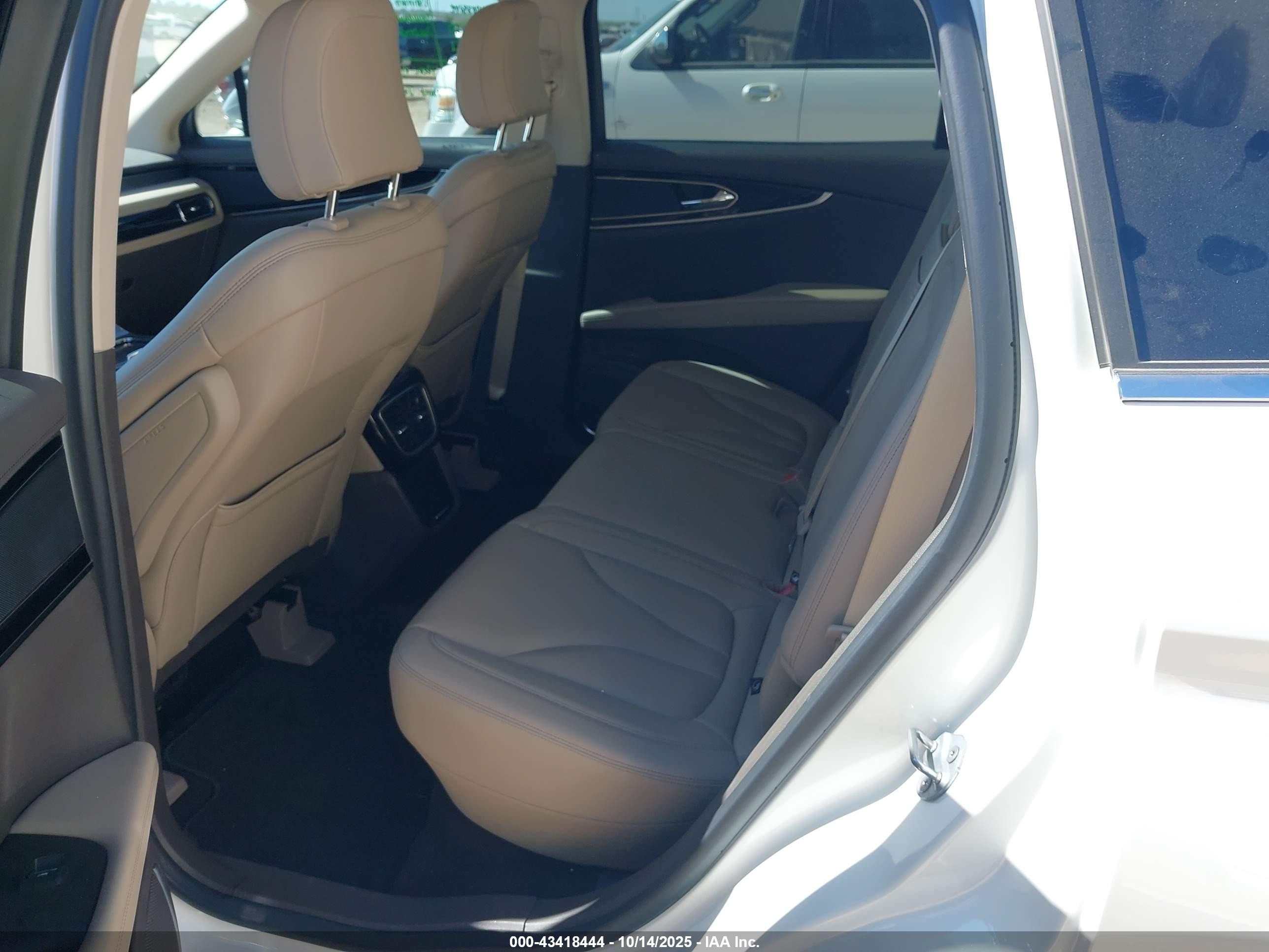 2022 Lincoln Nautilus Standard White vin: 2LMPJ6J98NBL14366