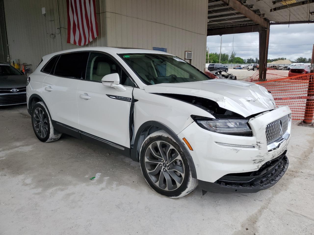 2023 Lincoln Nautilus Reserve White vin: 2LMPJ6K92PBL03994