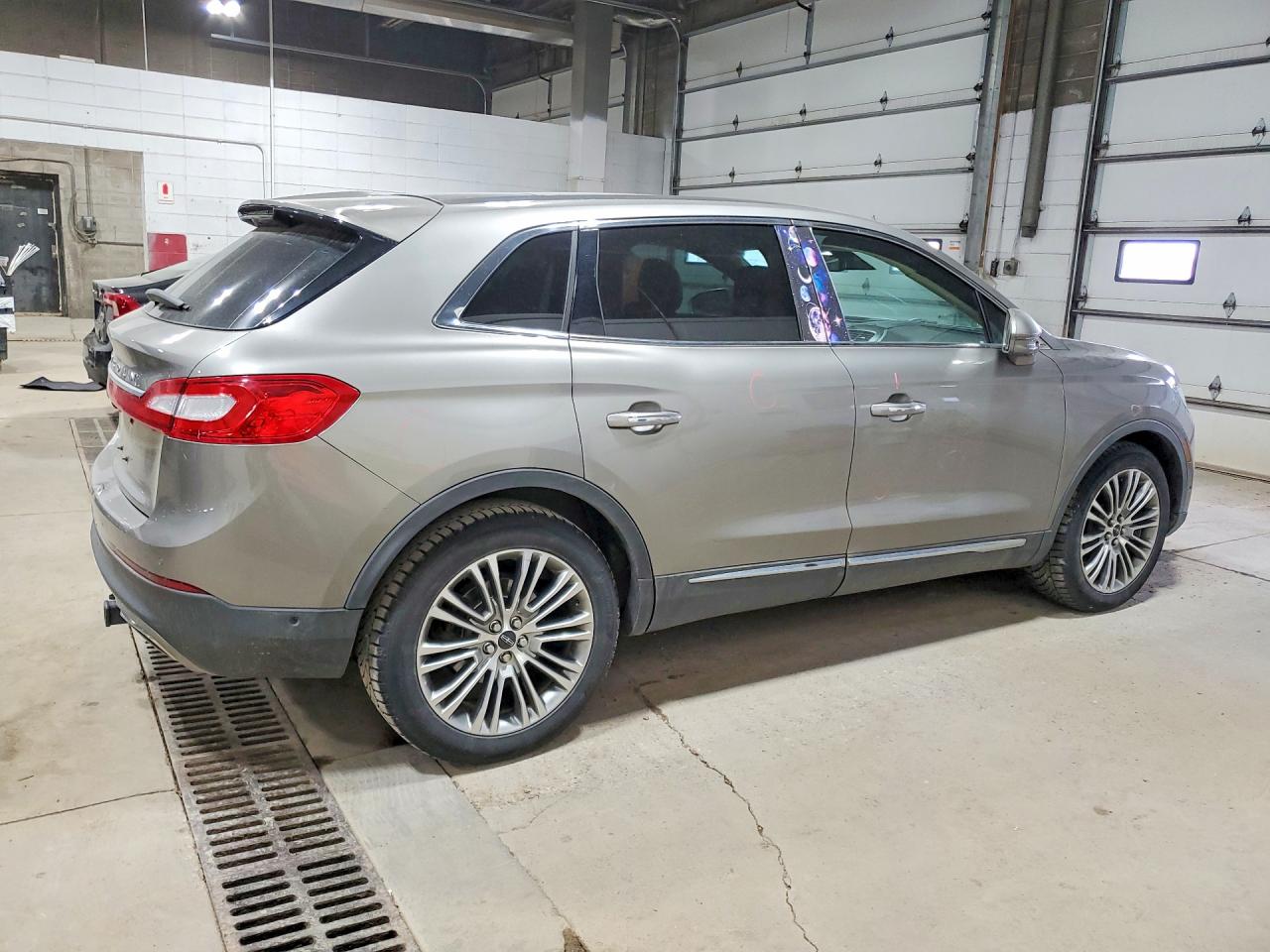 2016 Lincoln Mkx Reserve Silver vin: 2LMPJ6LRXGBL22131