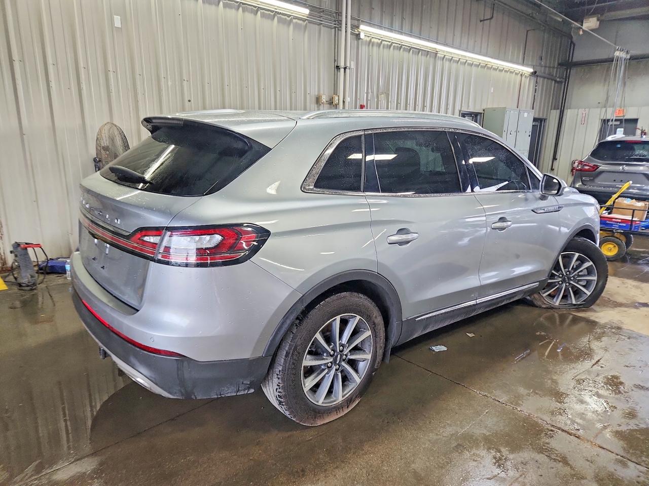 2022 Lincoln Nautilus Серебряный vin: 2LMPJ8J95NBL27135