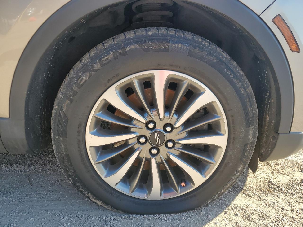 2020 Lincoln Nautilus Gold vin: 2LMPJ8J9XLBL28052 Damage: Right Front Tire, Worn, Replacement Required