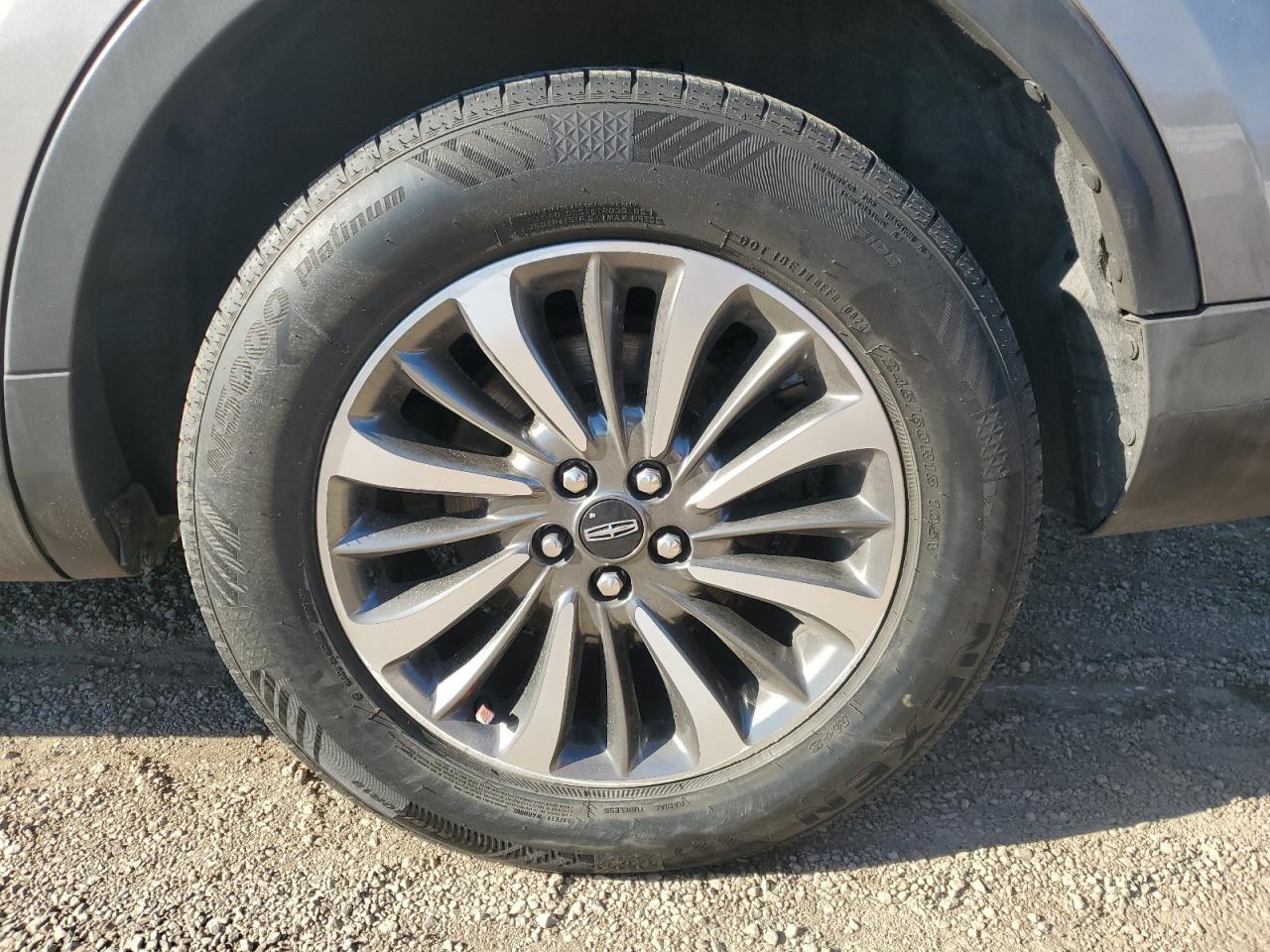 2020 Lincoln Nautilus Gold vin: 2LMPJ8J9XLBL28052 Damage: Left Rear Tire, Worn, Replacement Required