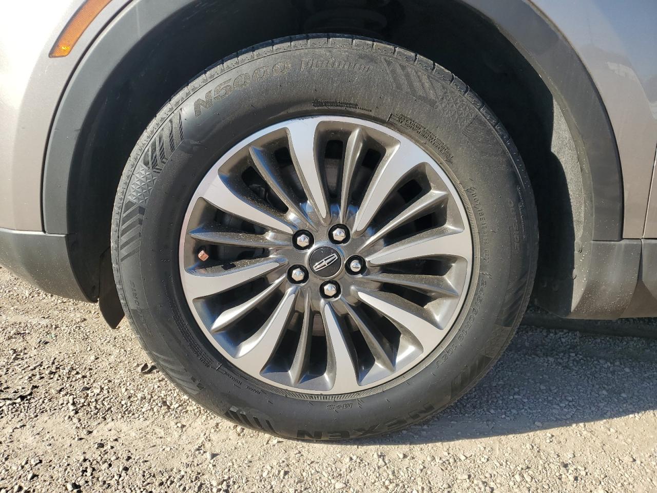 2020 Lincoln Nautilus Gold vin: 2LMPJ8J9XLBL28052 Damage: Left Front Tire, Worn, Replacement Required