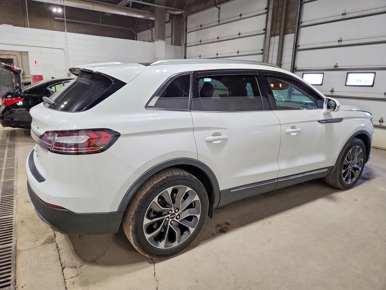 2021 Lincoln Nautilus Reserve White vin: 2LMPJ8K96MBL11653