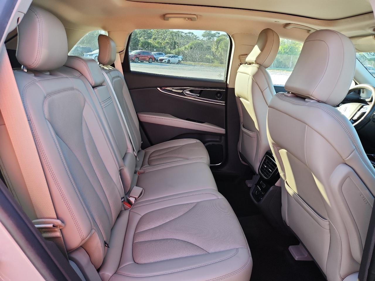 2021 Lincoln Nautilus Reserve Beige vin: 2LMPJ8K99MBL09251