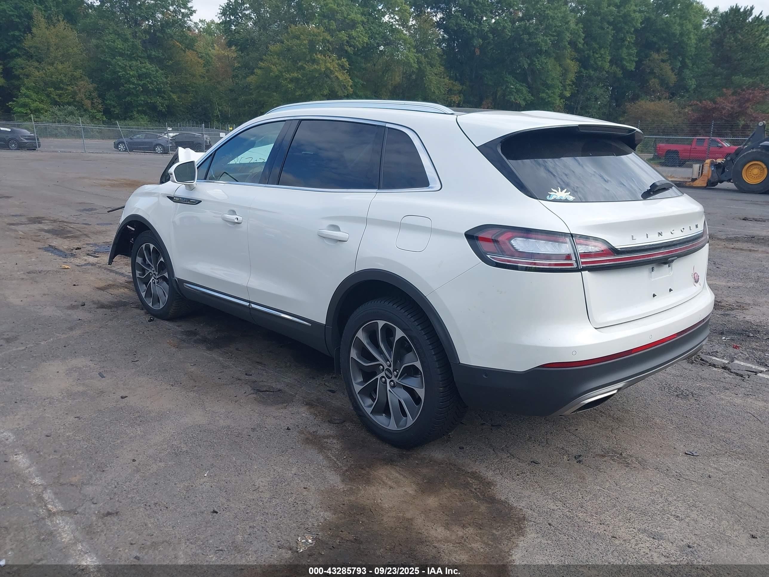 2022 Lincoln Nautilus Reserve White vin: 2LMPJ8K9XNBL08398