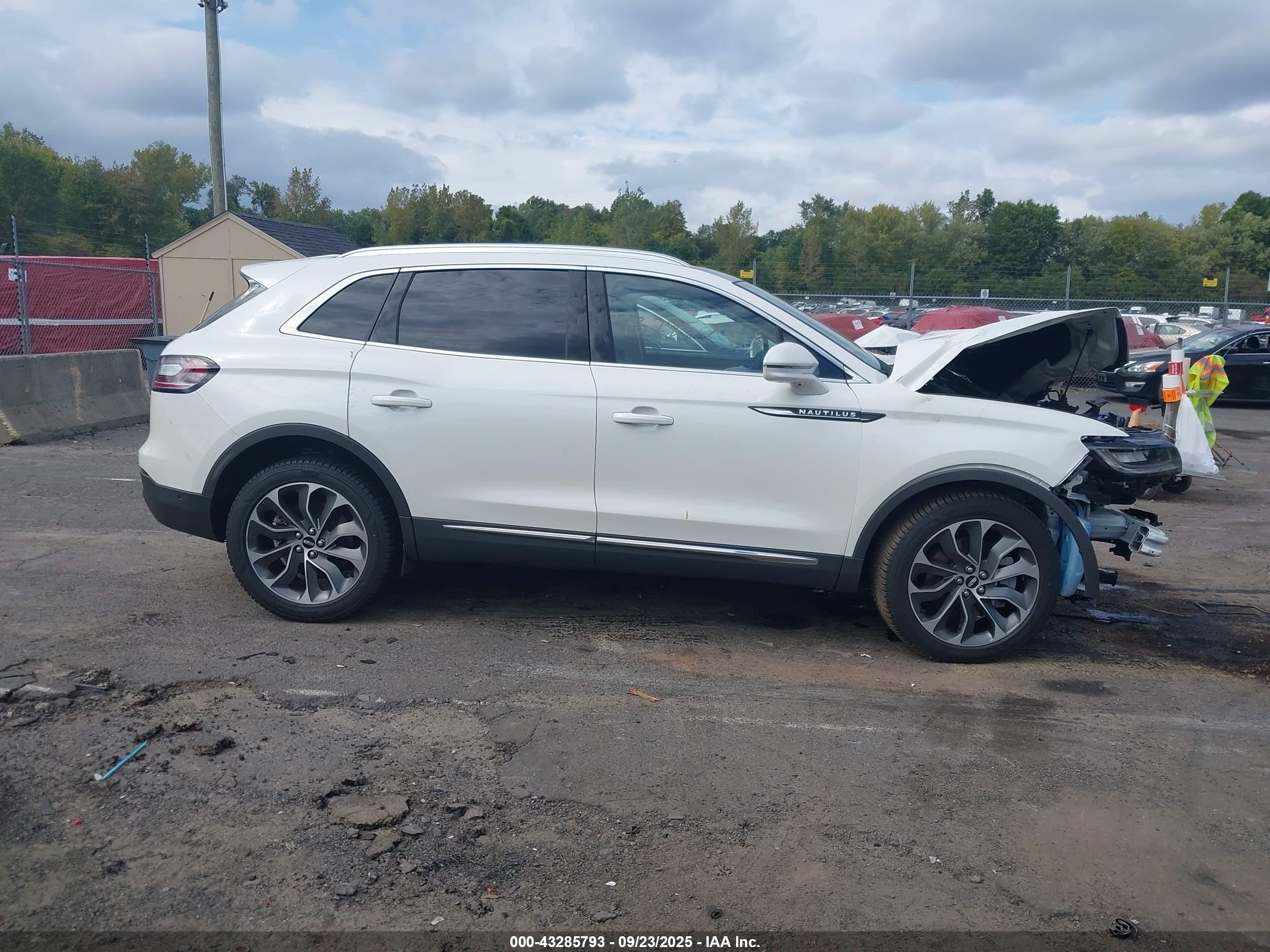 2022 Lincoln Nautilus Reserve White vin: 2LMPJ8K9XNBL08398