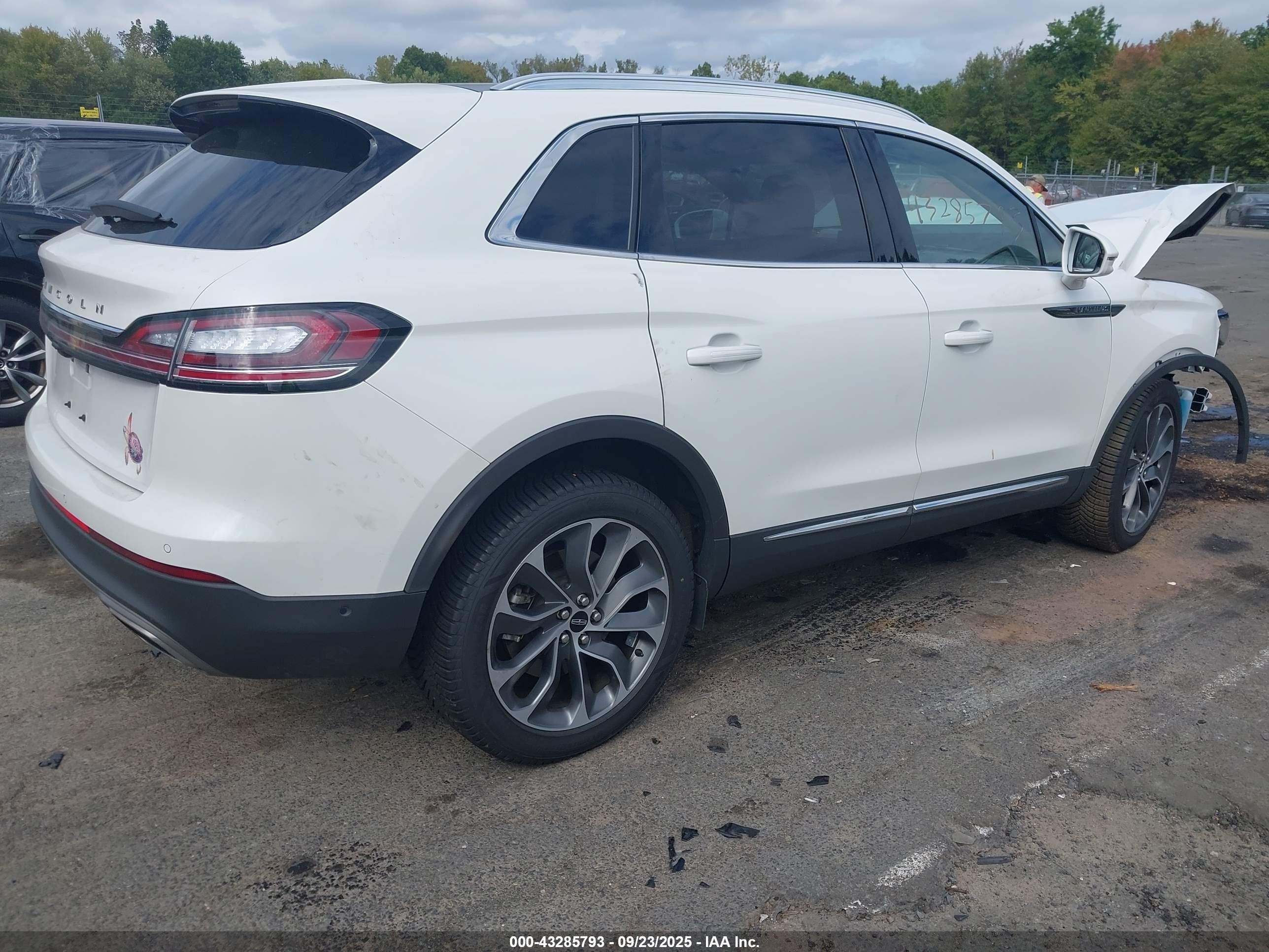 2022 Lincoln Nautilus Reserve White vin: 2LMPJ8K9XNBL08398