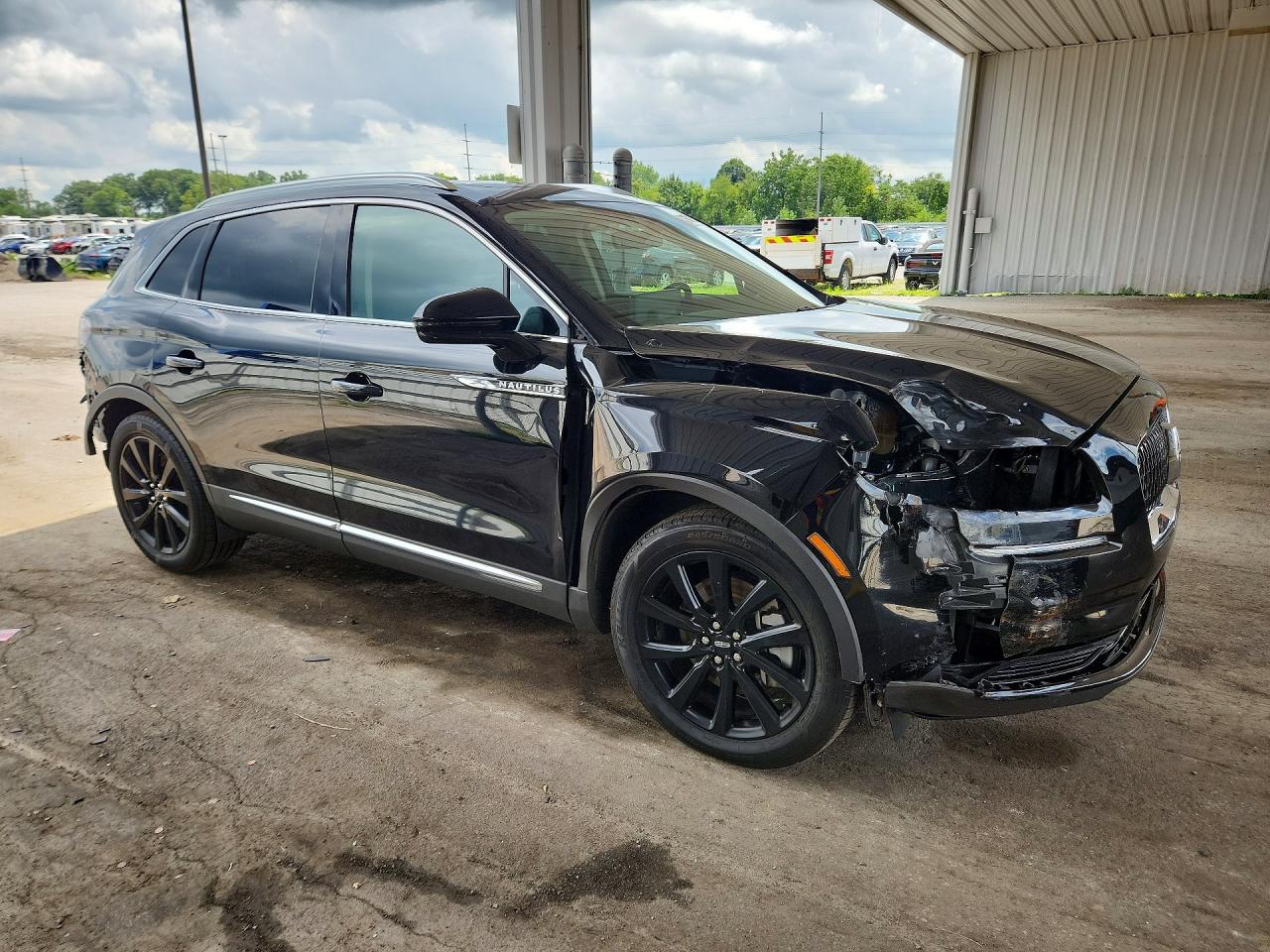 2021 Lincoln Nautilus Reserve Черный vin: 2LMPJ8KP0MBL17883