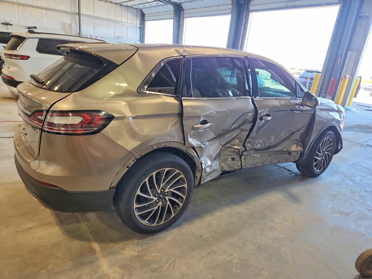 2019 Lincoln Nautilus Reserve Silver vin: 2LMPJ8L97KBL13763