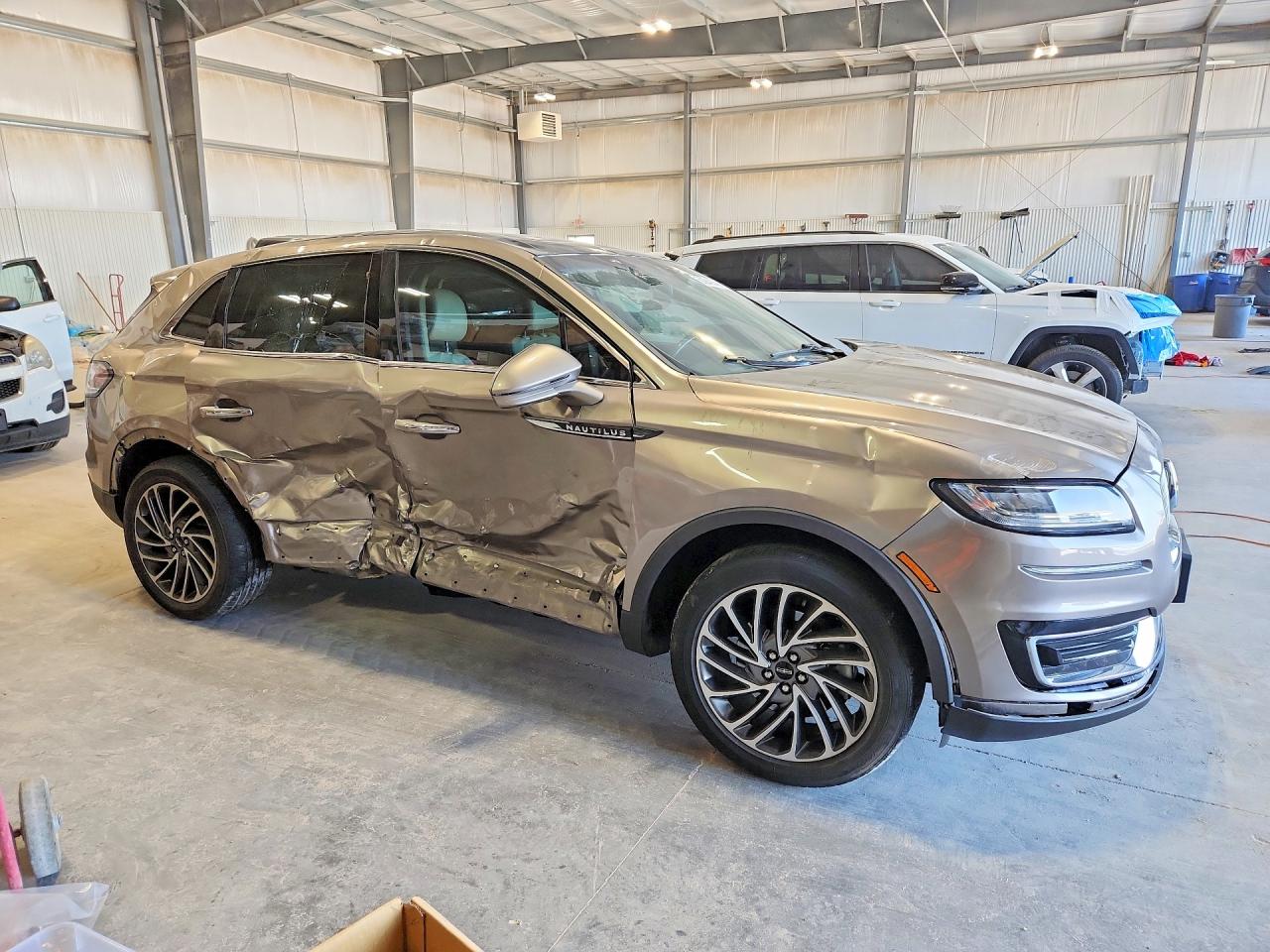 2019 Lincoln Nautilus Reserve Silver vin: 2LMPJ8L97KBL13763