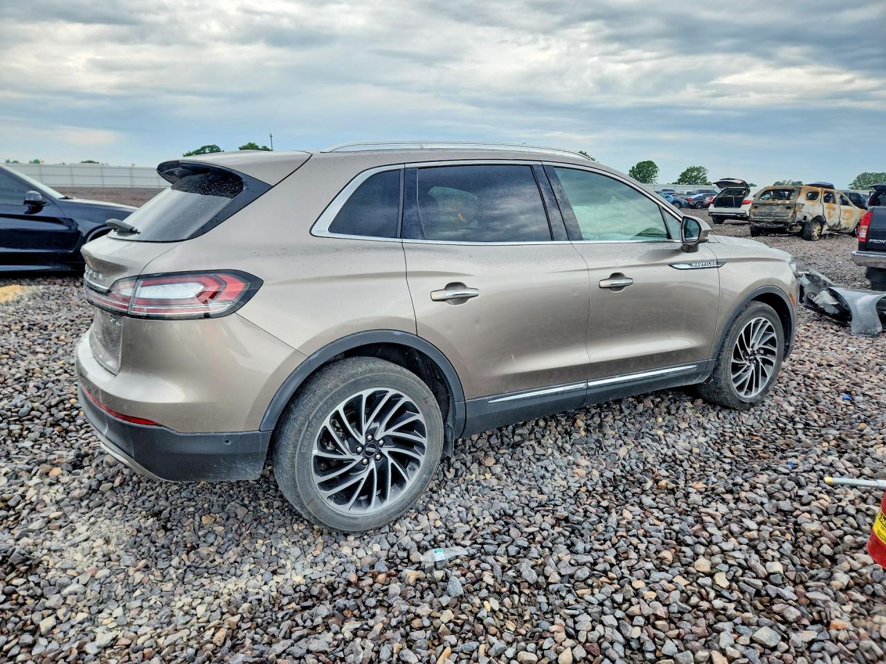 2019 Lincoln Nautilus Reserve Silver vin: 2LMPJ8L9XKBL12560