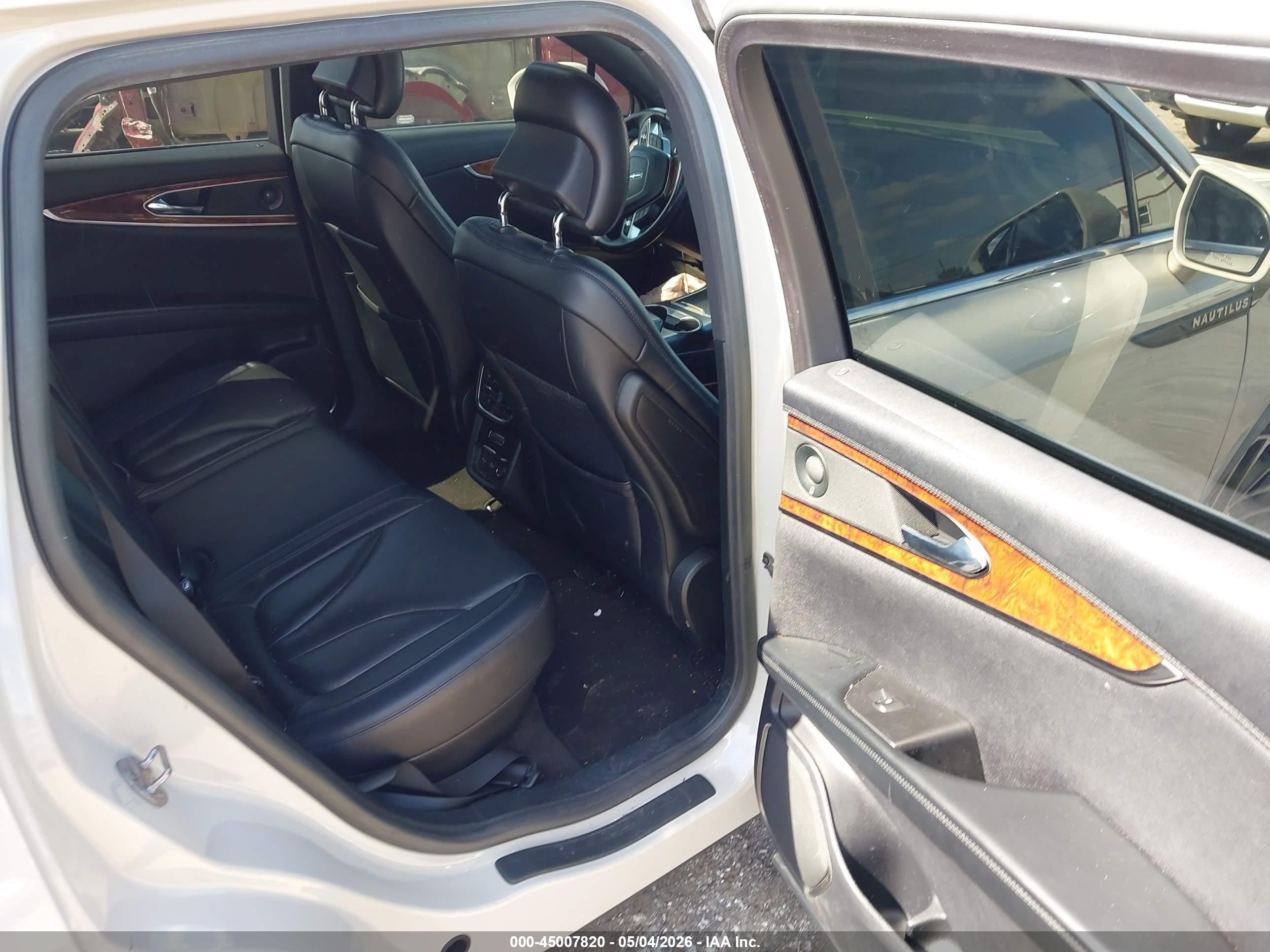 2019 Lincoln Nautilus Reserve White vin: 2LMPJ8L9XKBL39872