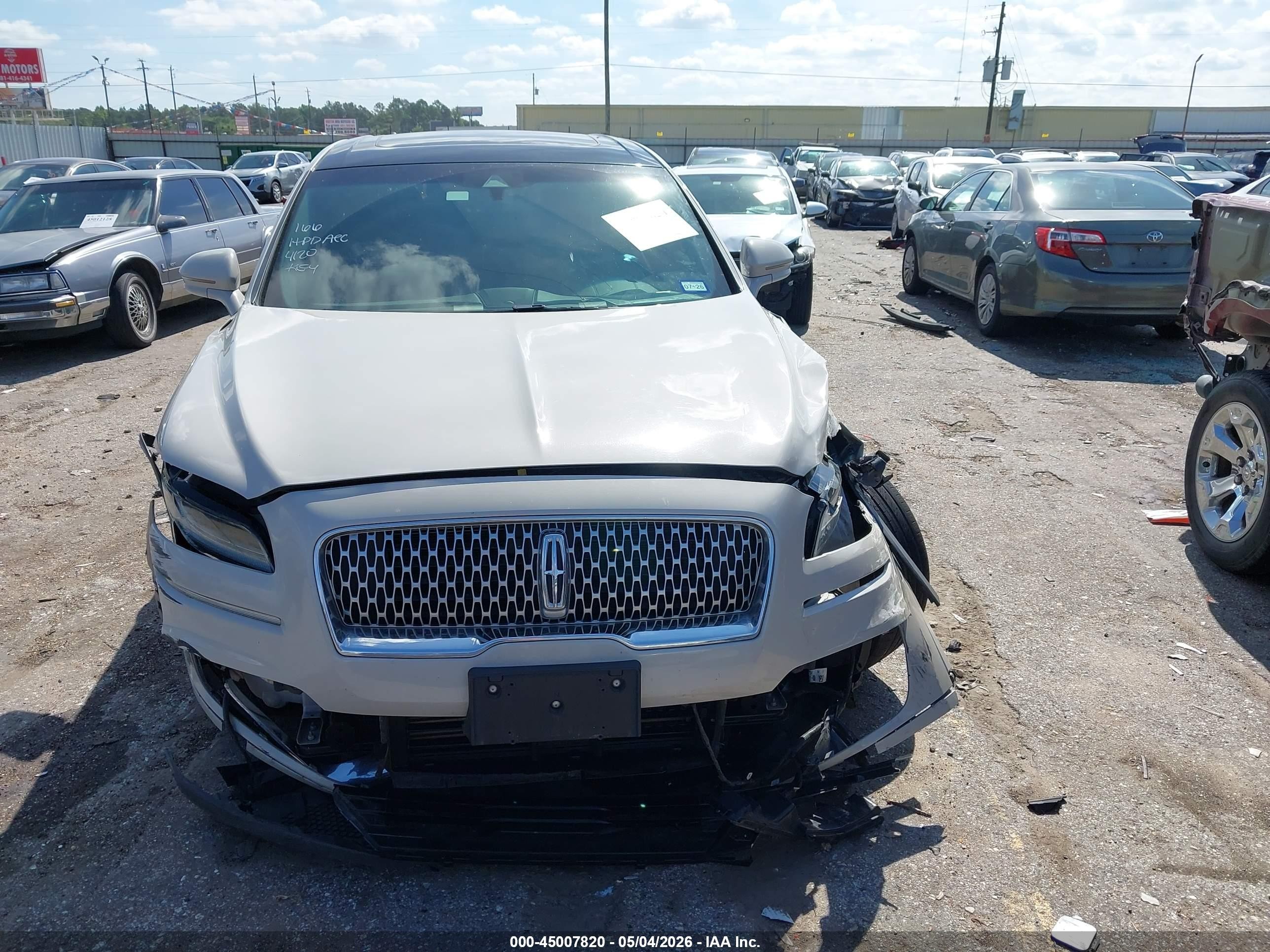 2019 Lincoln Nautilus Reserve White vin: 2LMPJ8L9XKBL39872