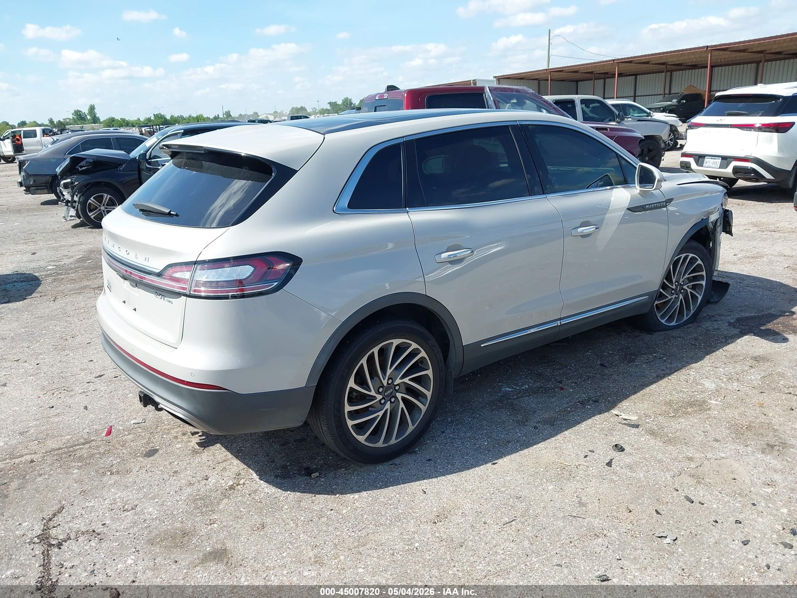 2019 Lincoln Nautilus Reserve White vin: 2LMPJ8L9XKBL39872