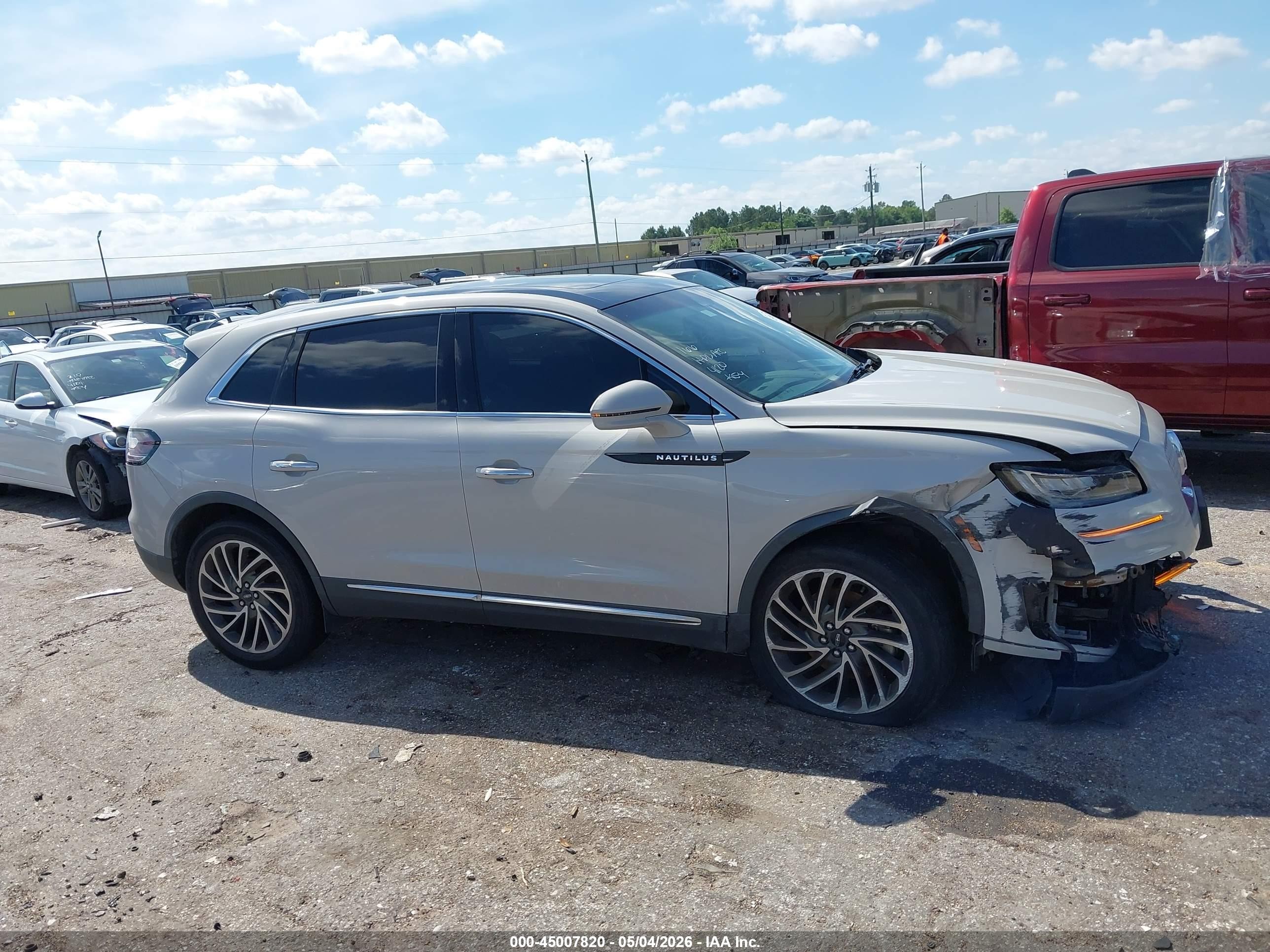 2019 Lincoln Nautilus Reserve White vin: 2LMPJ8L9XKBL39872